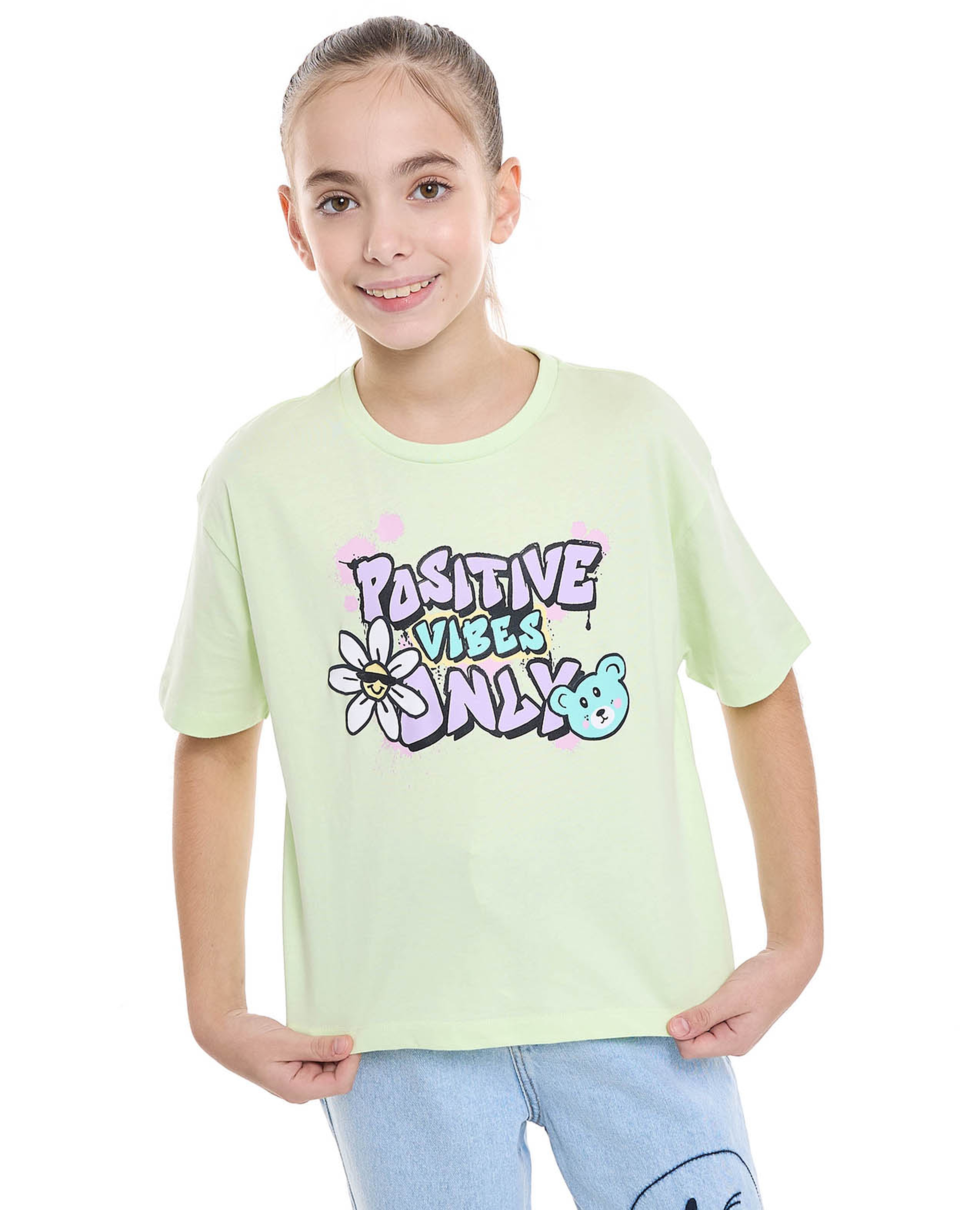 تيشيرت بطبعة وياقة عالية وأكمام قصيرة