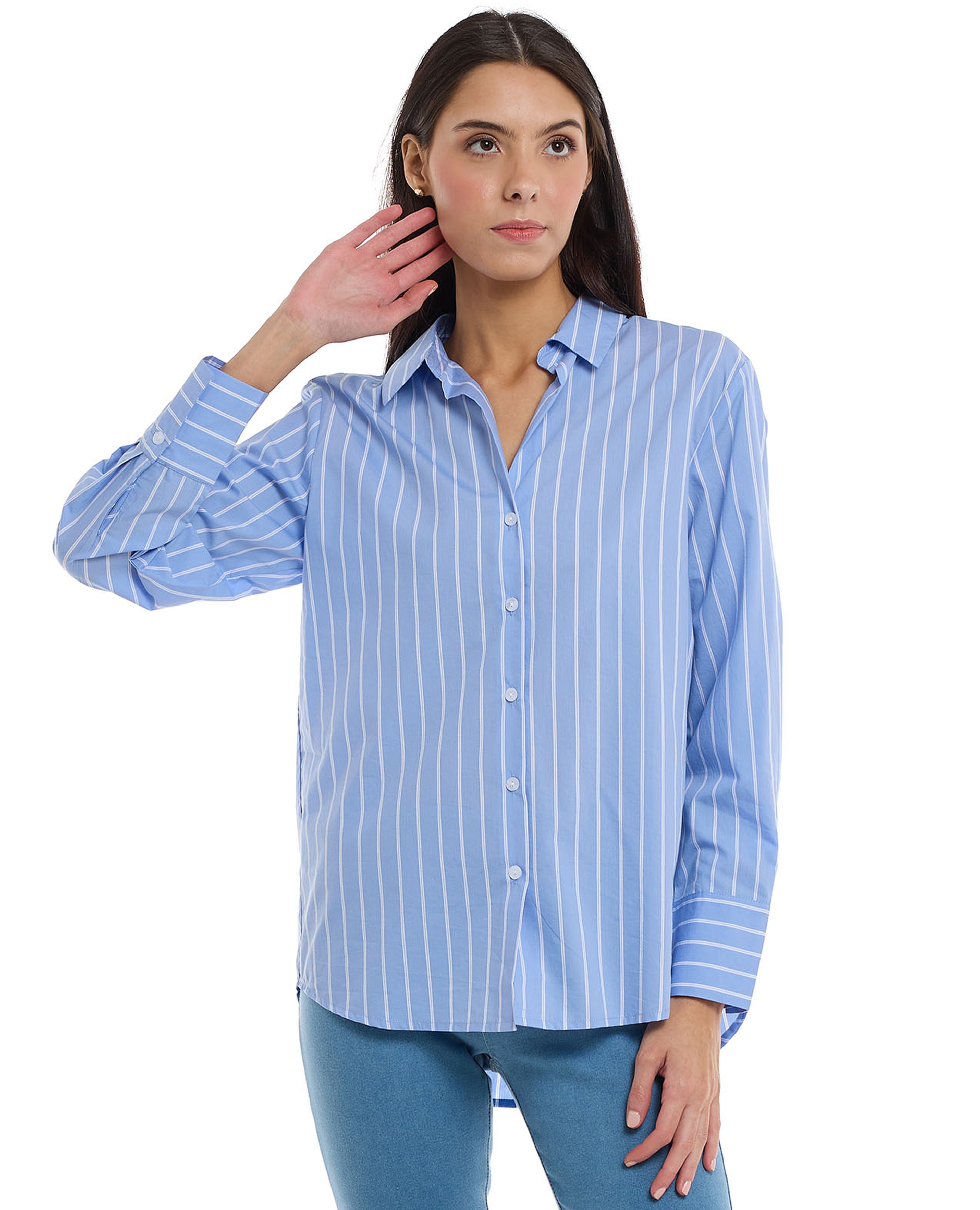 قميص مخطط بياقة واسعة وأكمام طويلة