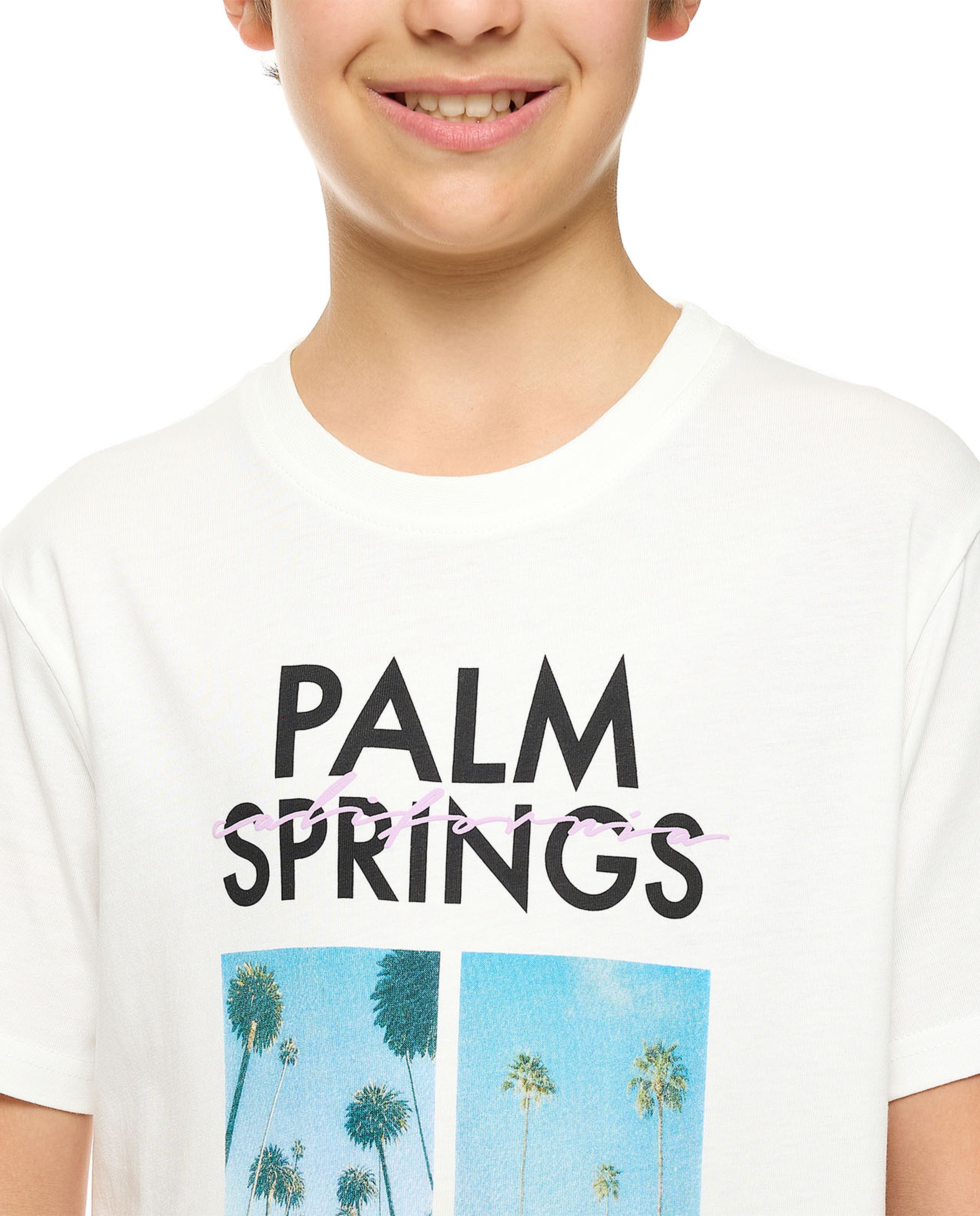 تيشيرت بطبعة وياقة عالية وأكمام قصيرة