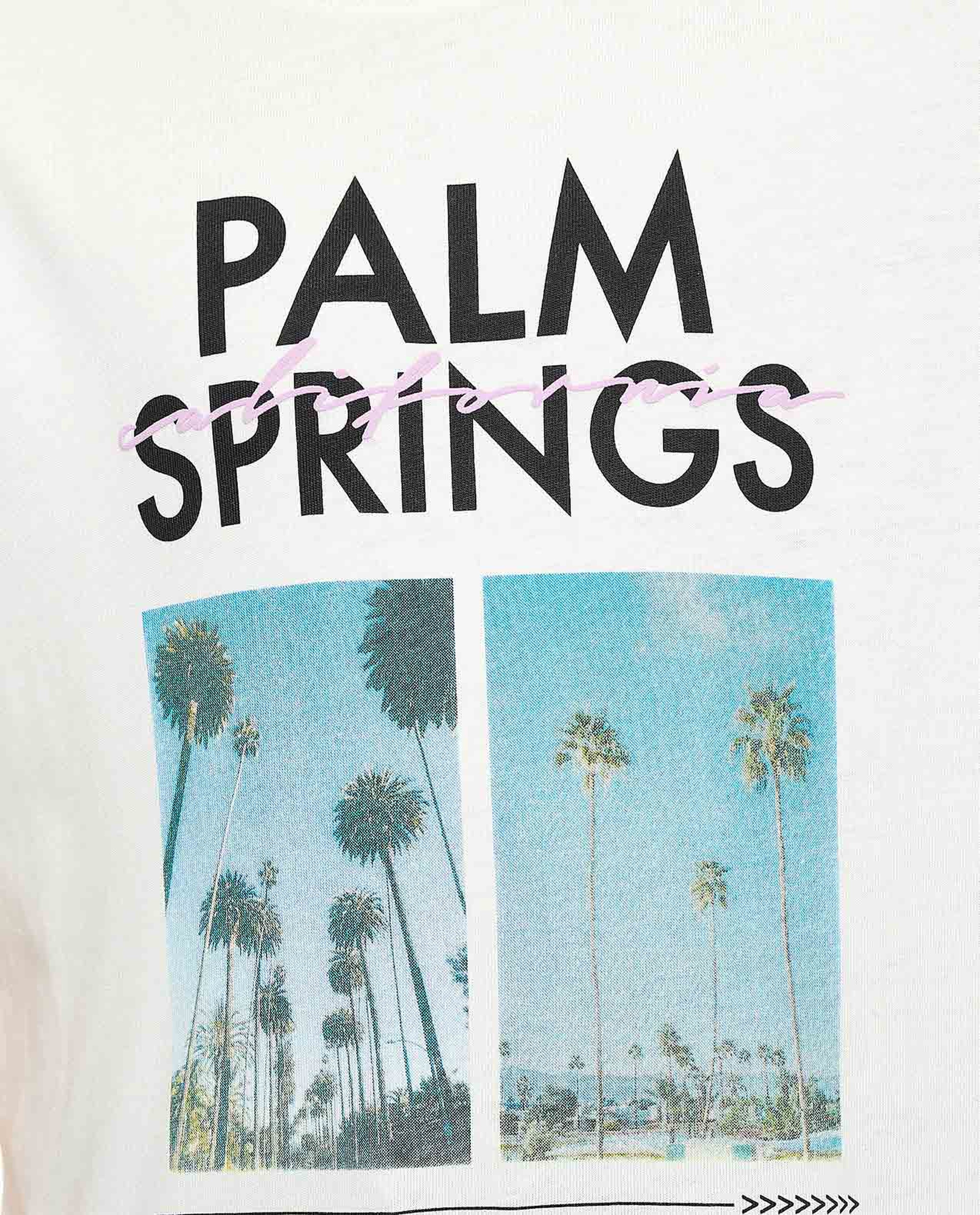 تيشيرت بطبعة وياقة عالية وأكمام قصيرة