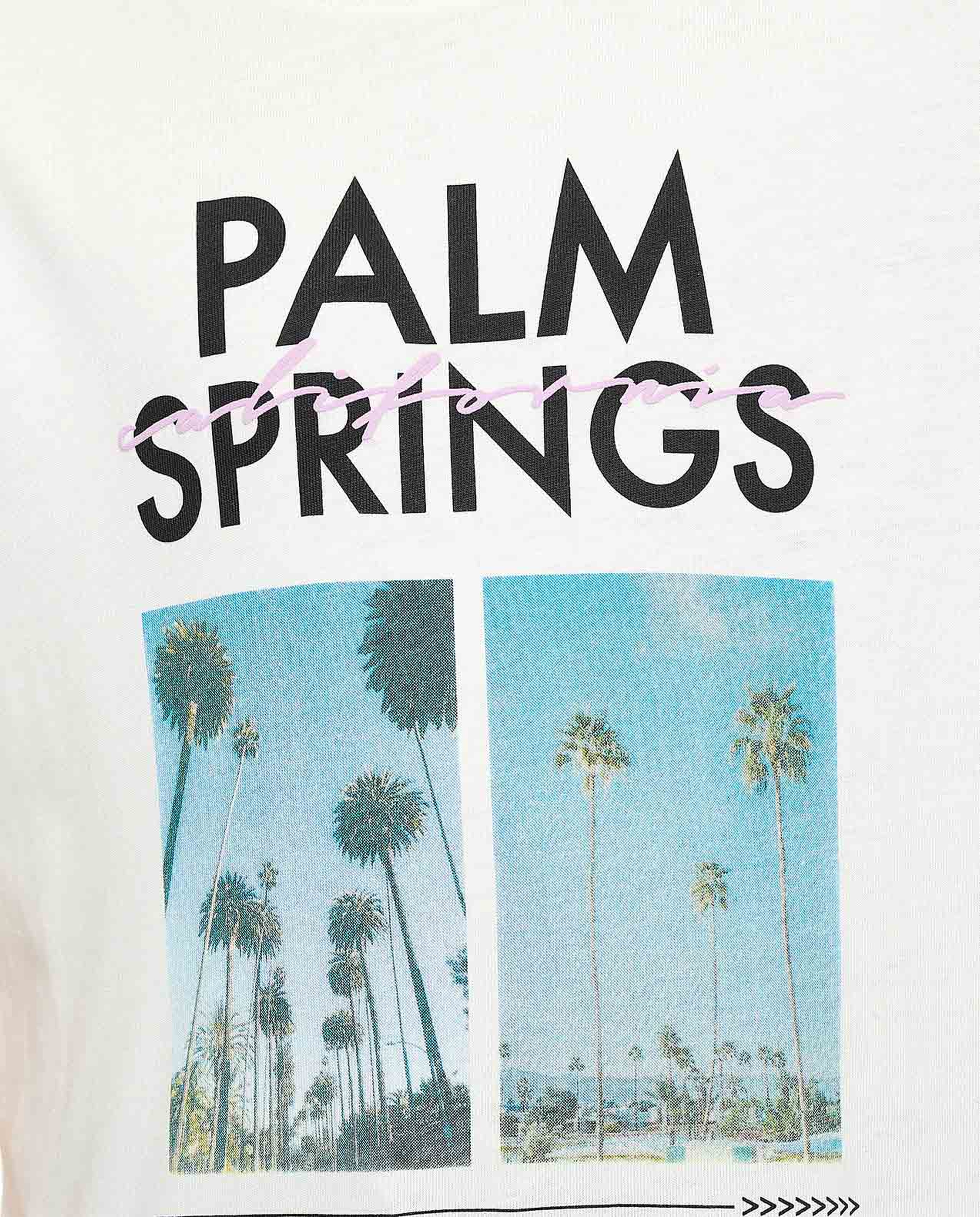 تيشيرت بطبعة وياقة عالية وأكمام قصيرة