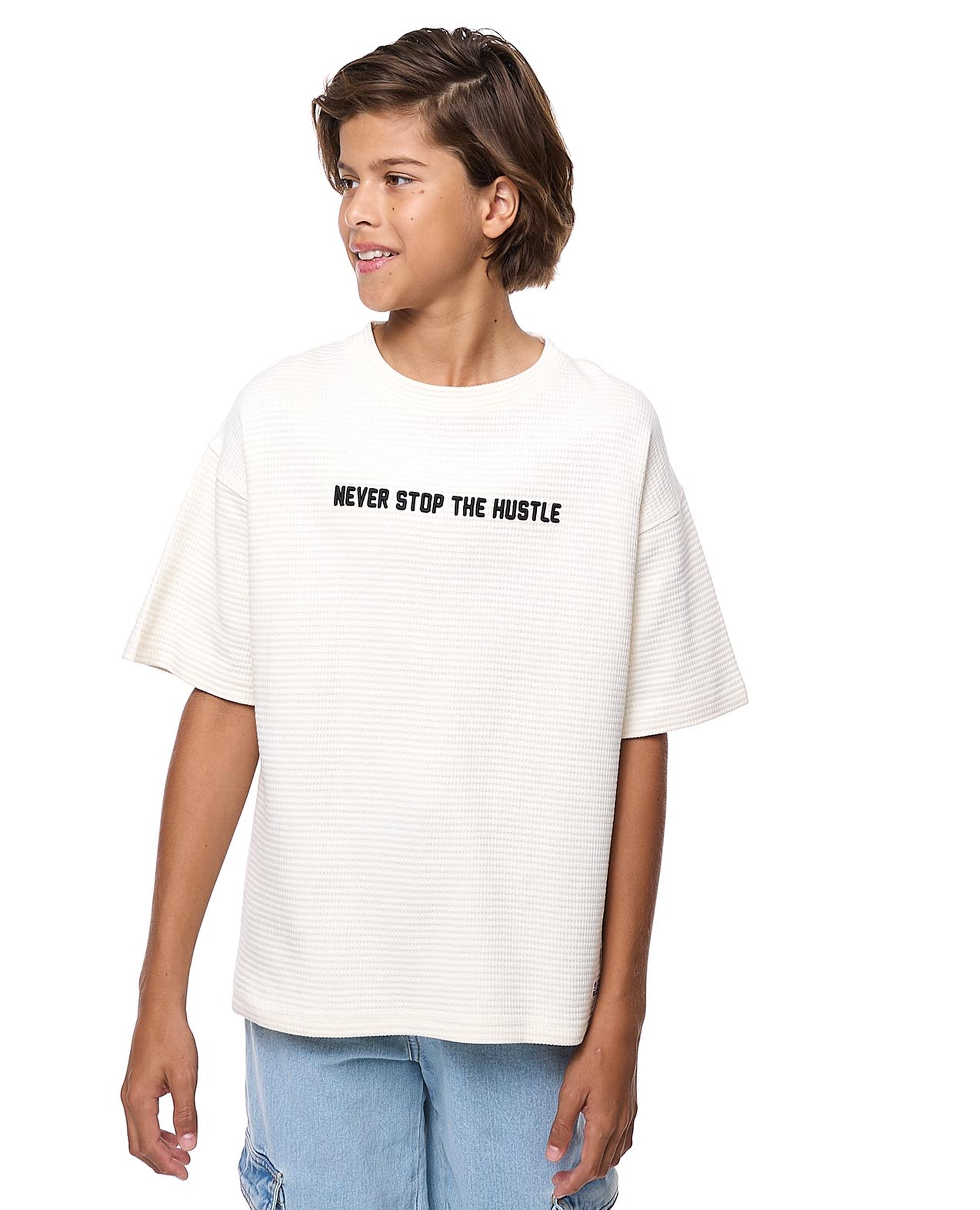 تيشيرت بطبعة خلفية وياقة عالية وأكمام قصيرة