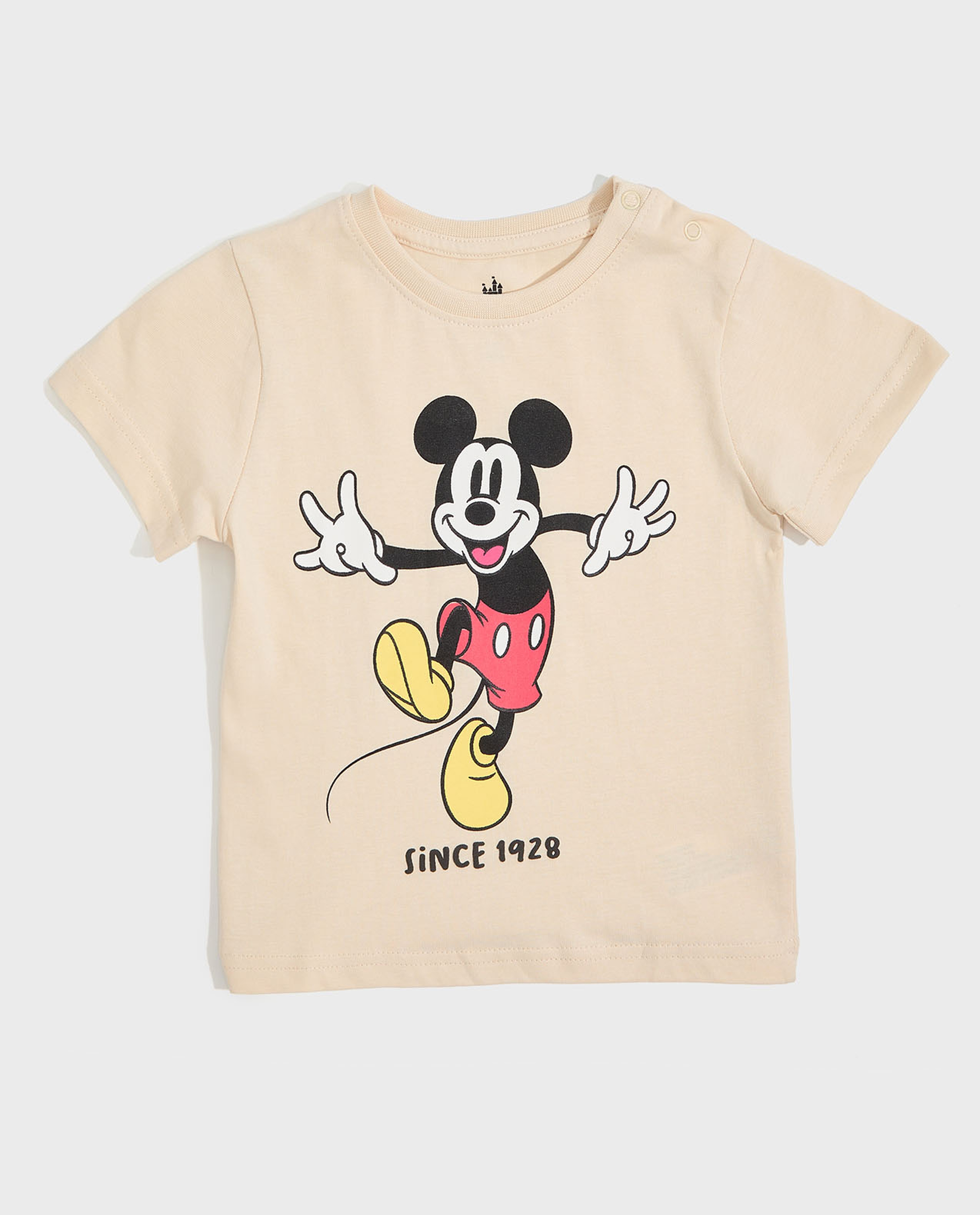 تيشيرت بأكمام قصيرة وبرقبة مستديرة