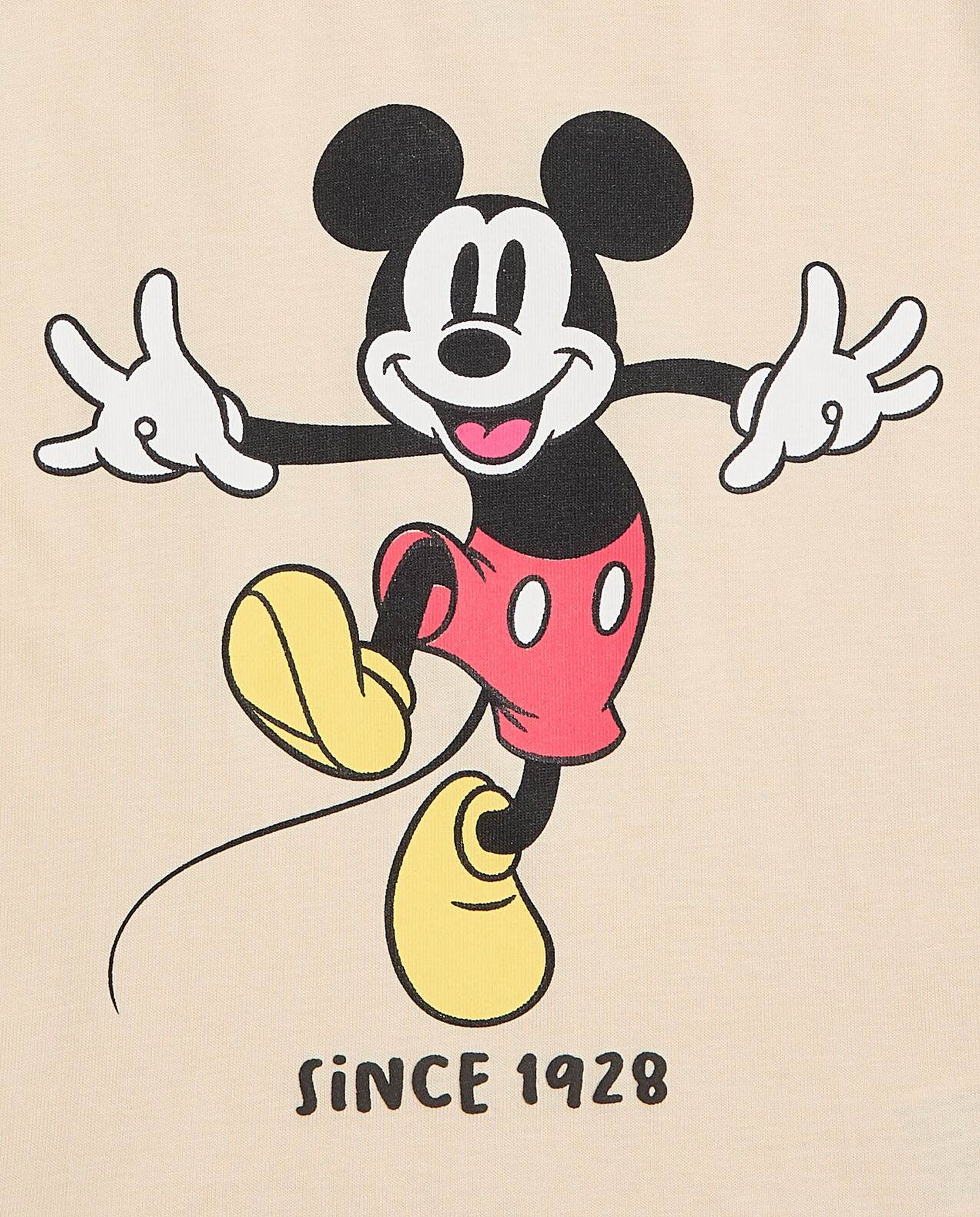 تيشيرت بأكمام قصيرة وبرقبة مستديرة