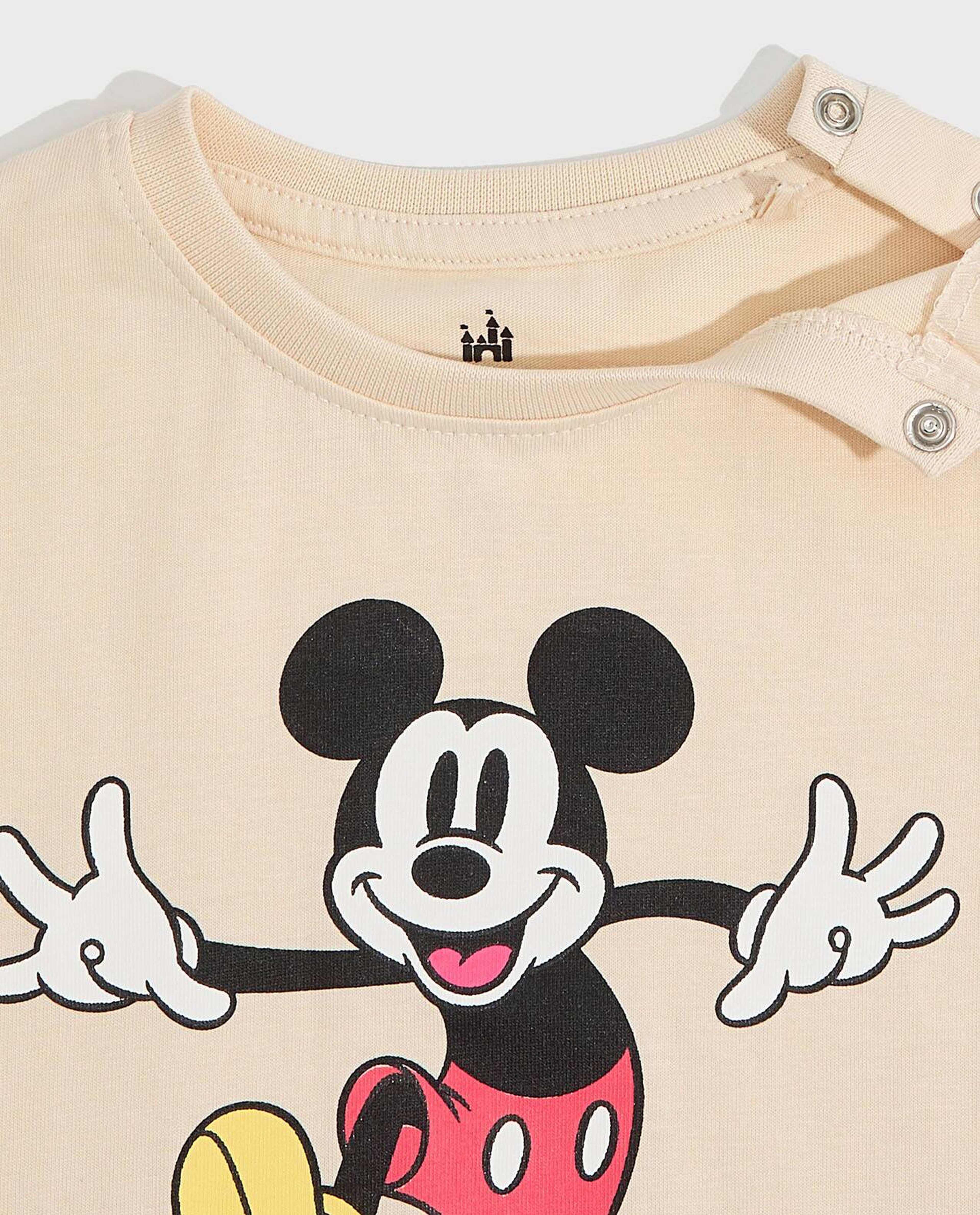 تيشيرت بأكمام قصيرة وبرقبة مستديرة