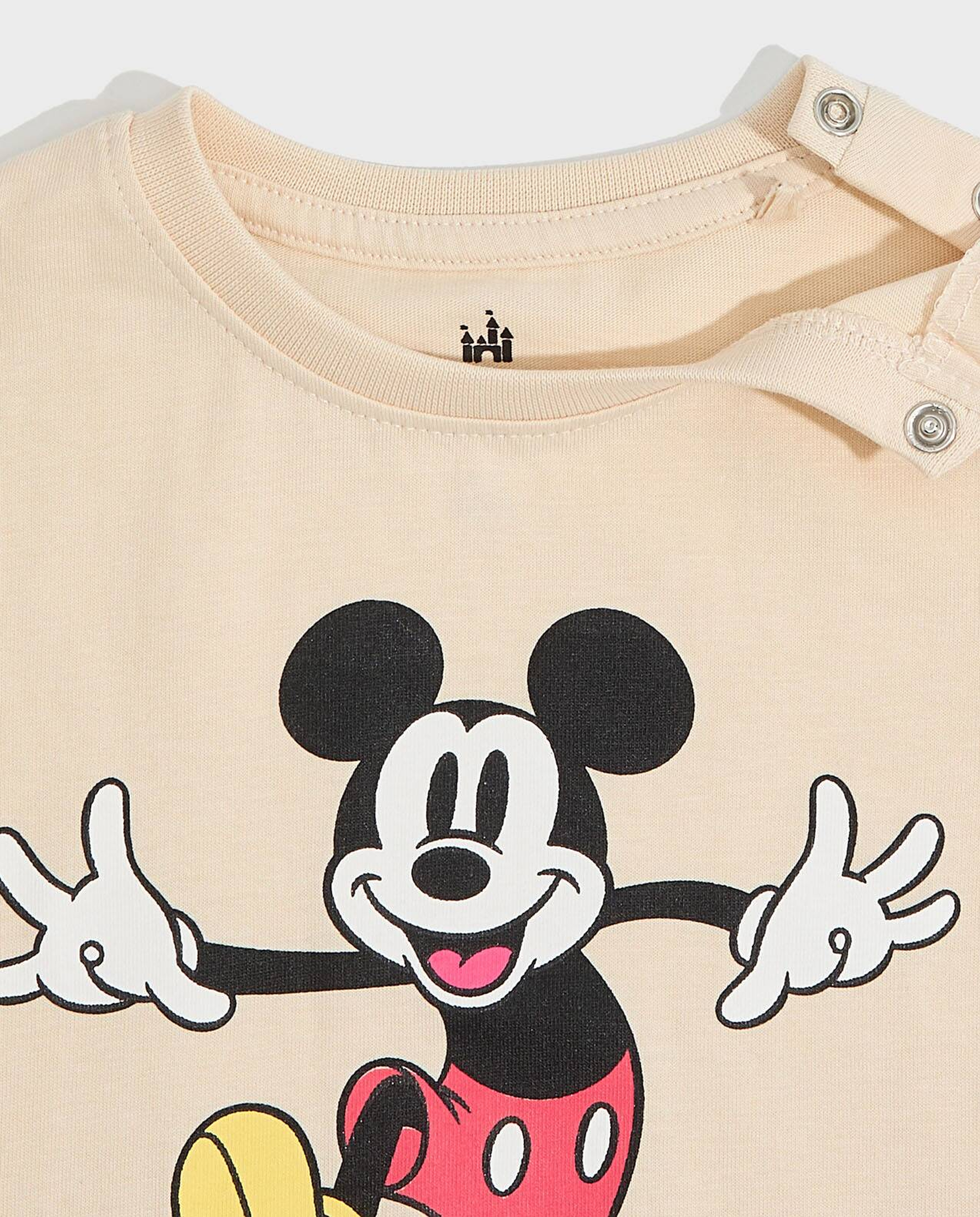 تيشيرت بأكمام قصيرة وبرقبة مستديرة