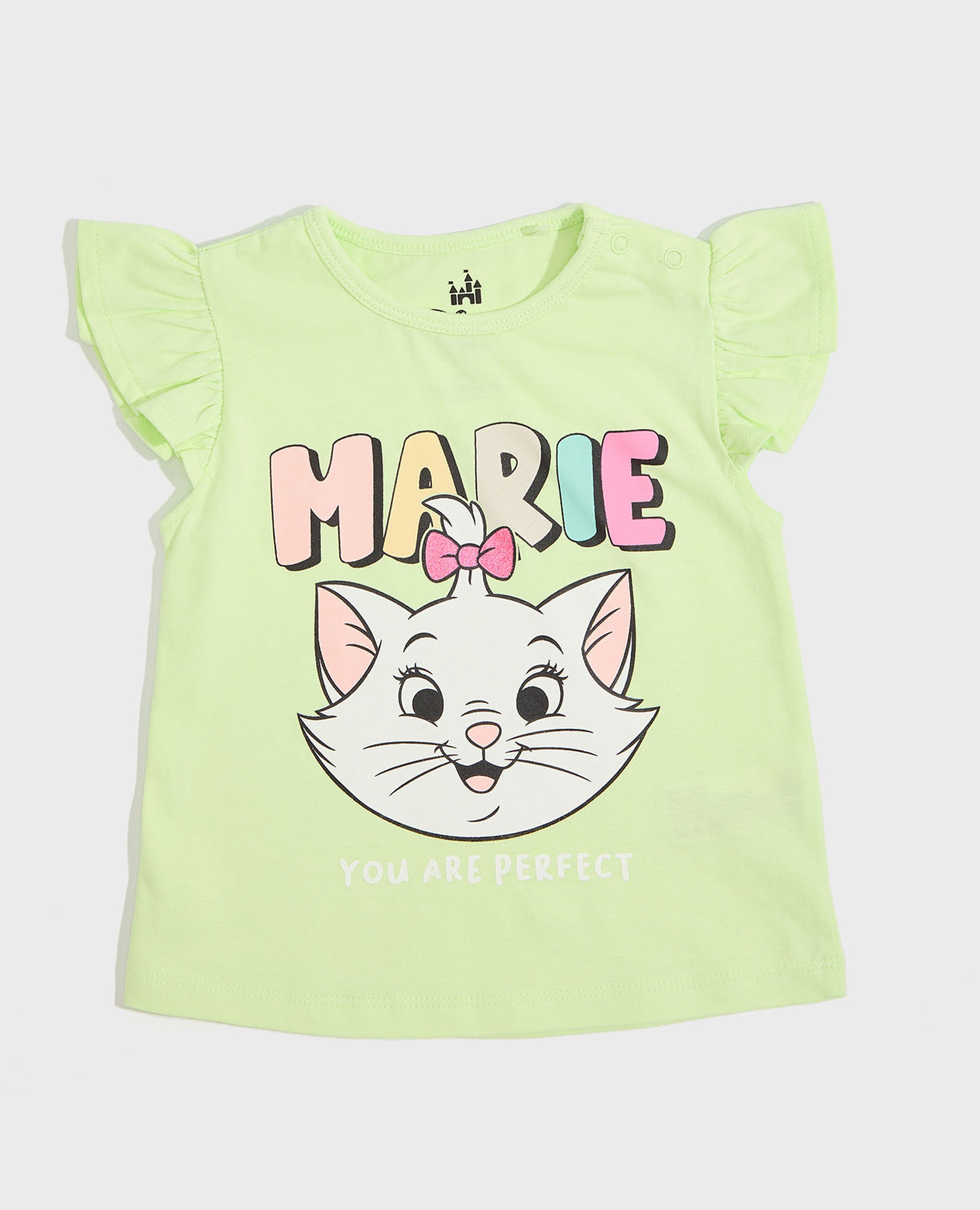 توب بطبعة ماري وياقة عالية وأكمام بكشكشة