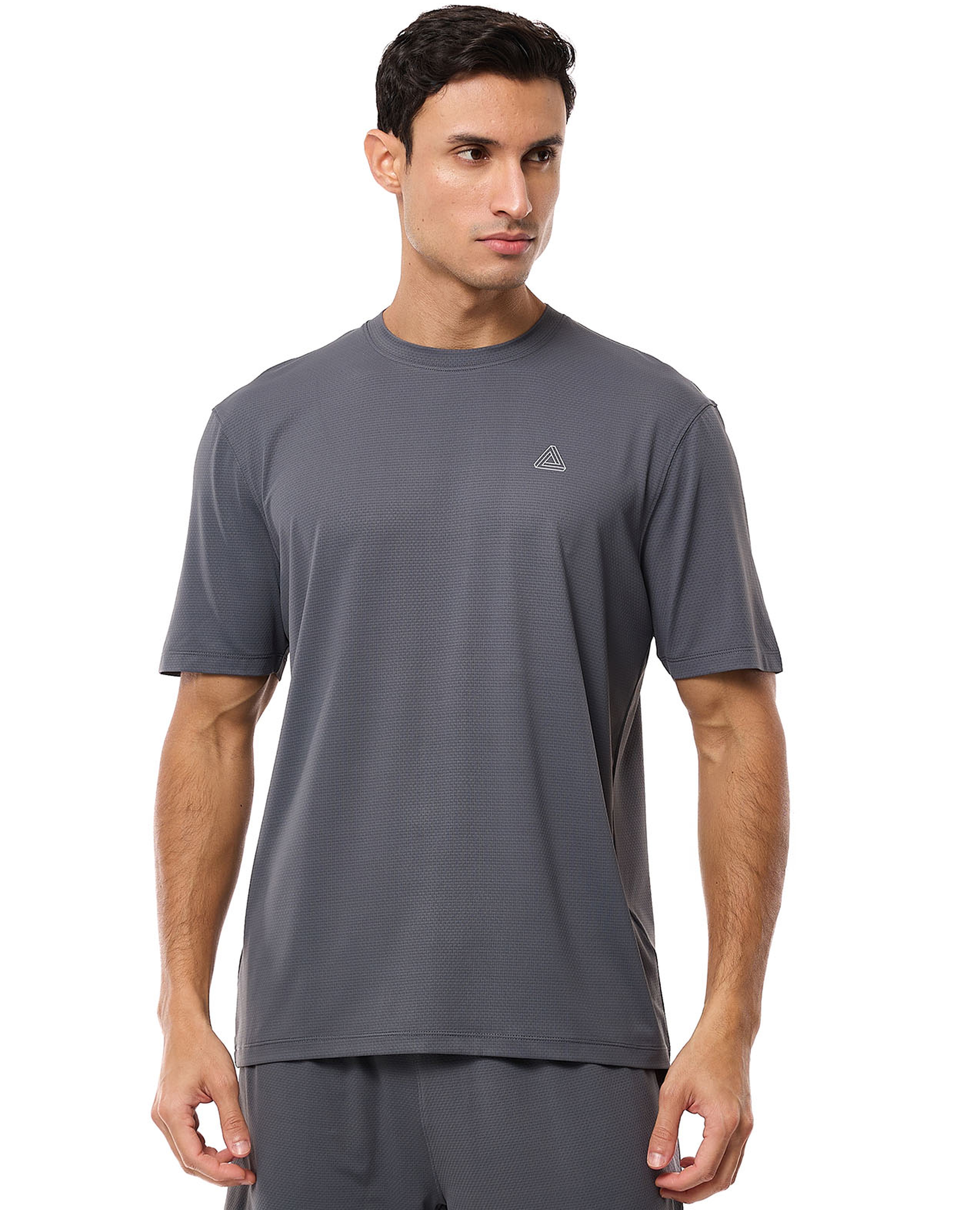 تيشيرت رياضي بياقة مستديرة وأكمام قصيرة