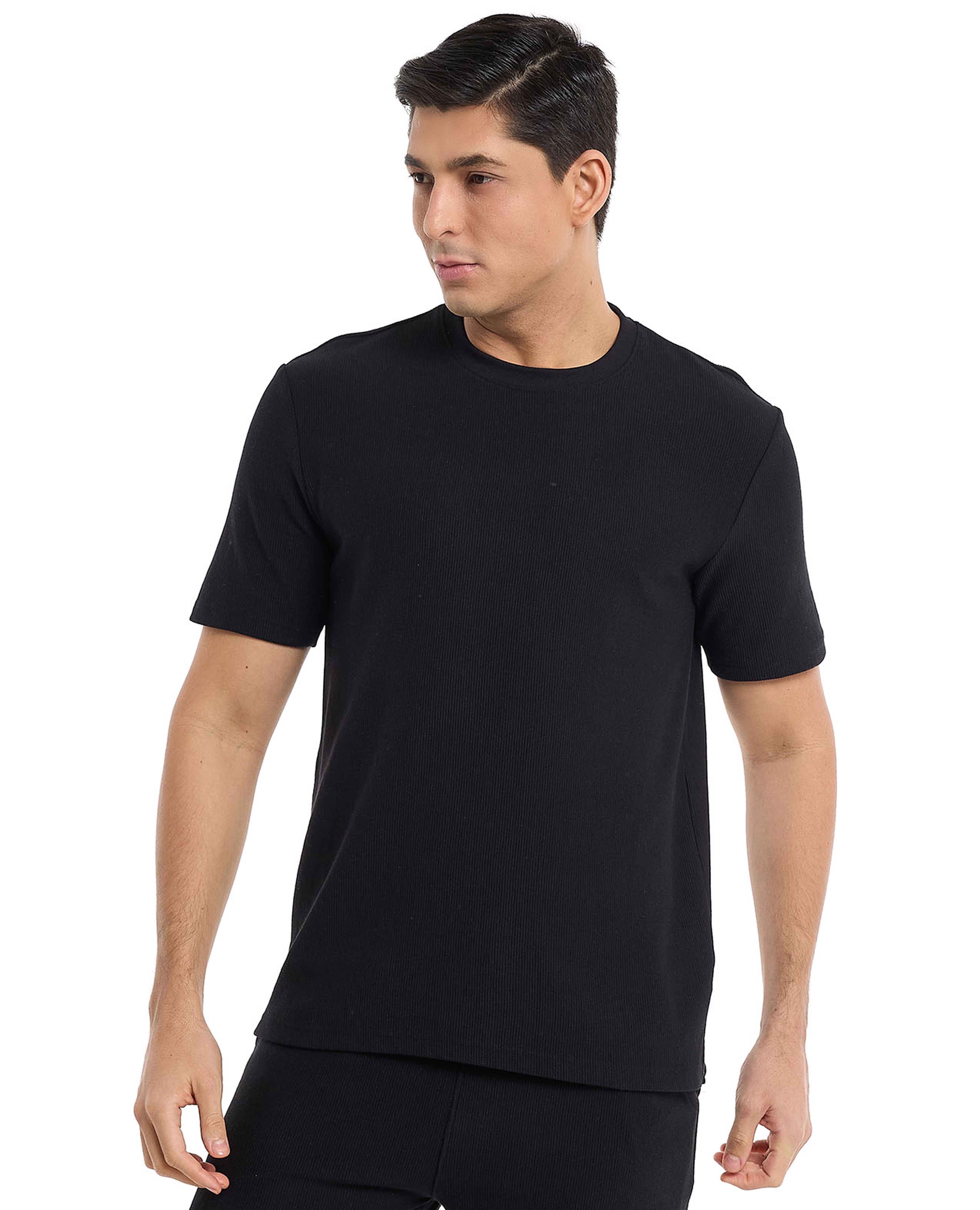 تيشيرت سادة بياقة مستديرة وأكمام قصيرة