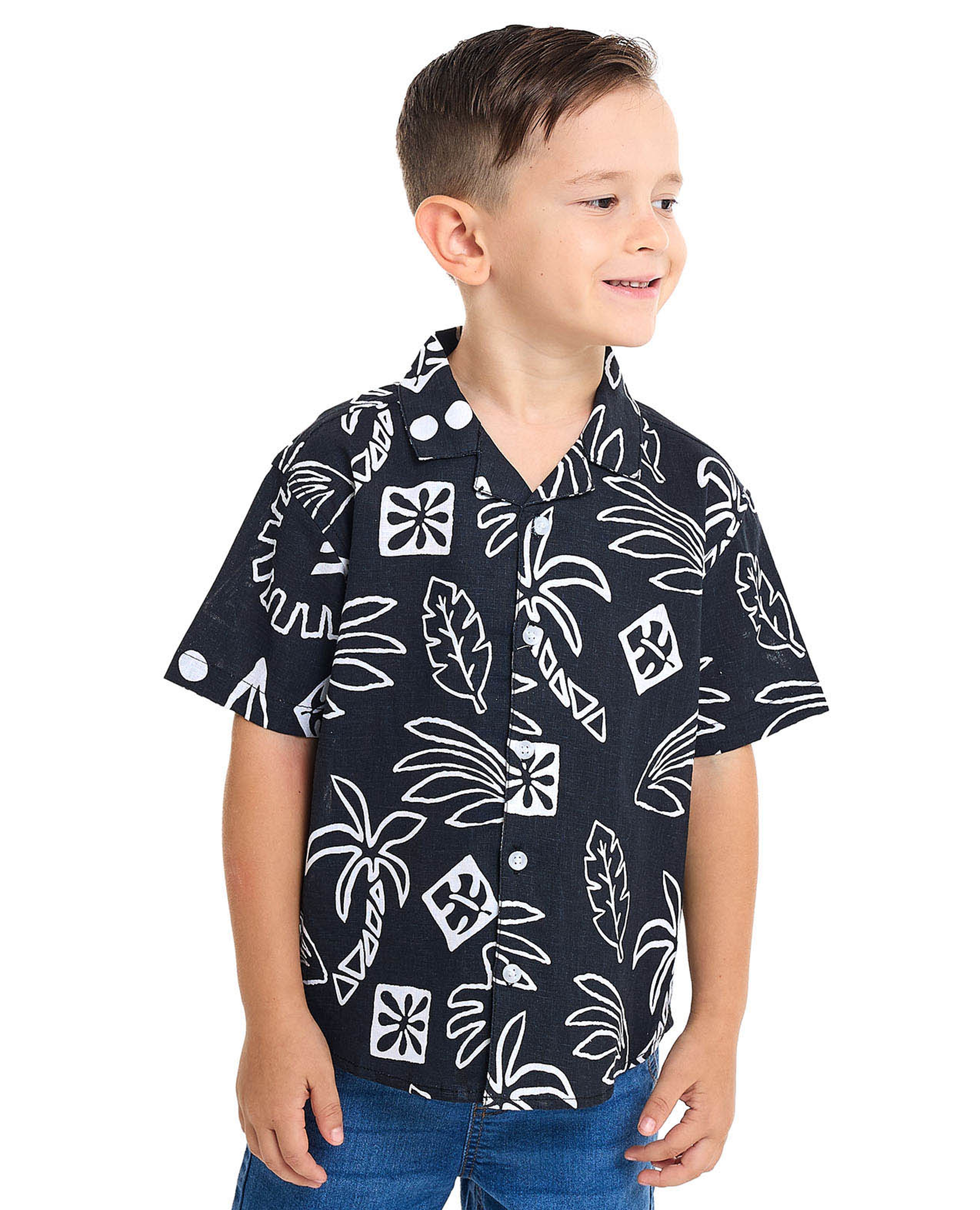 قميص بطبعة بياقة ريفير وأكمام قصيرة