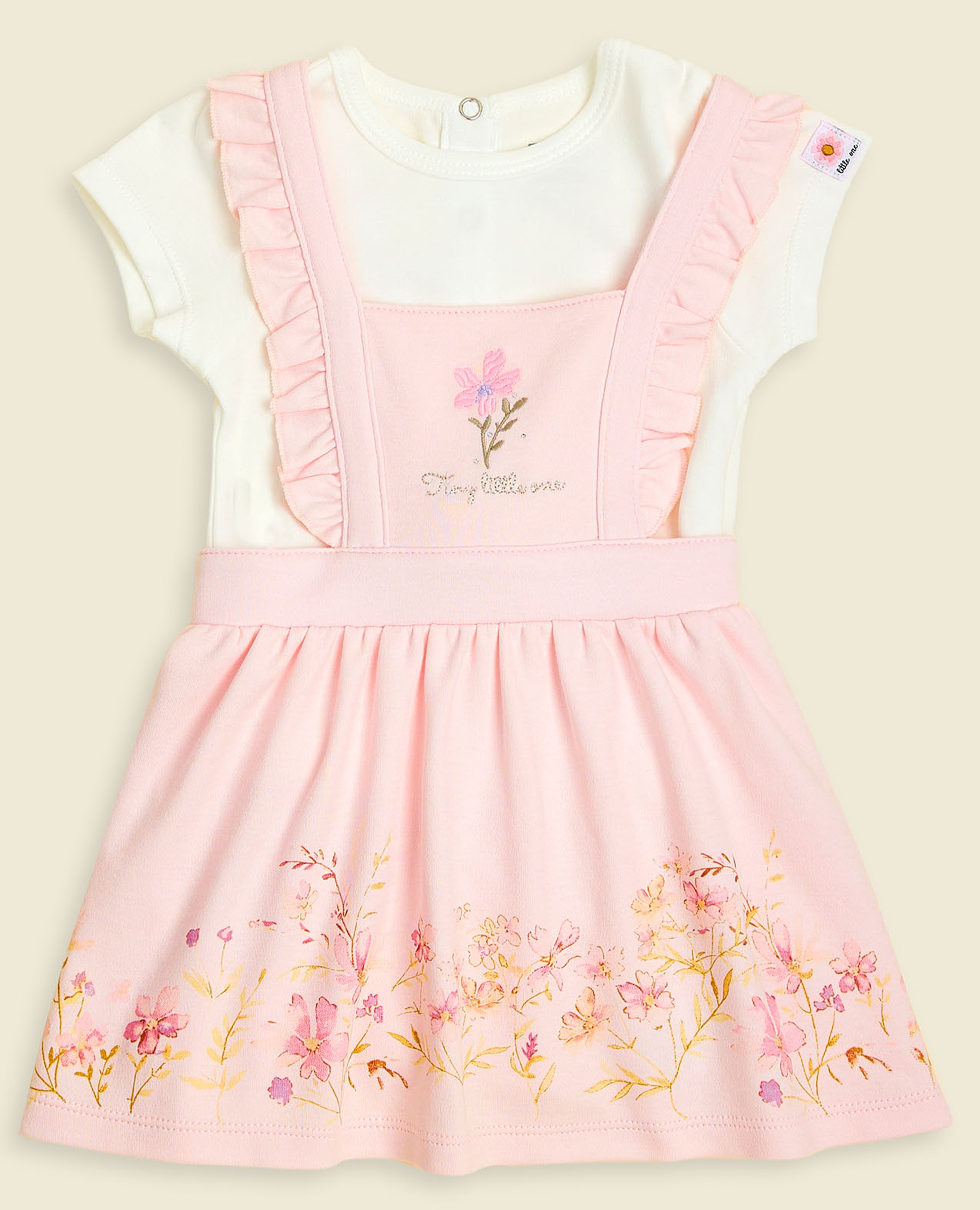 توب سادة مع فستان جيليه مطرز