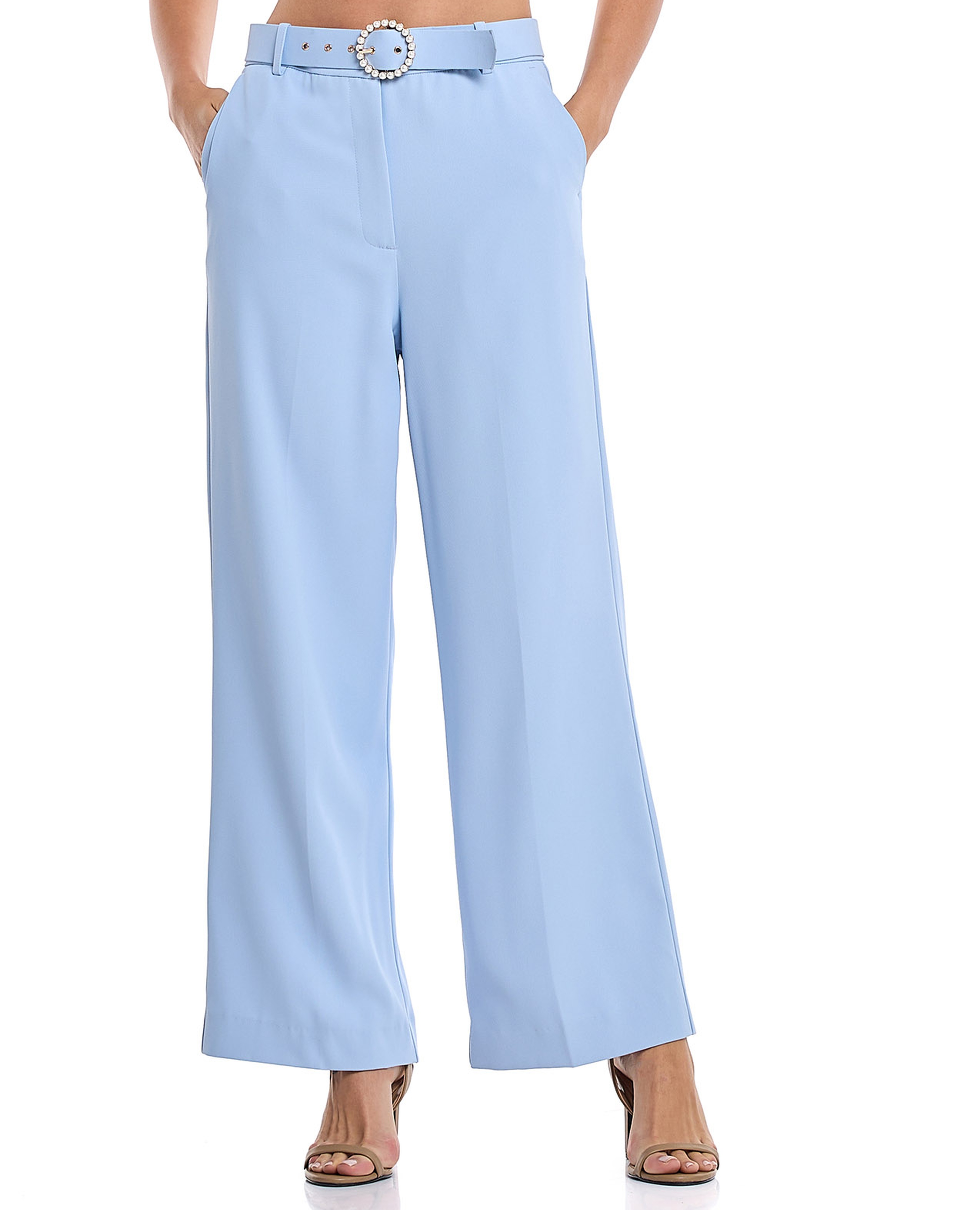 بنطال واسع بحزام وأزرار