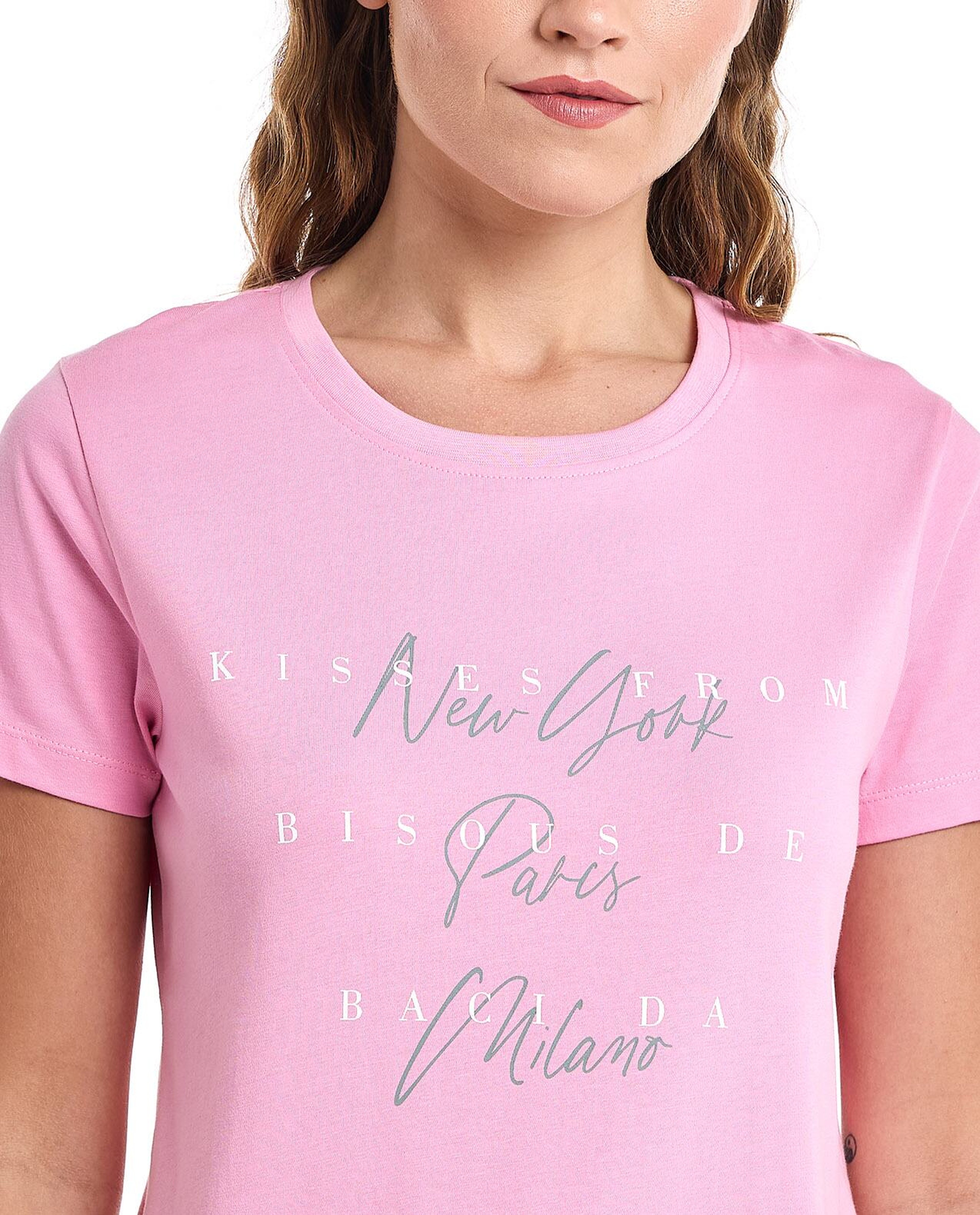 تيشيرت بطبعة كتابية وياقة مستديرة وأكمام قصيرة