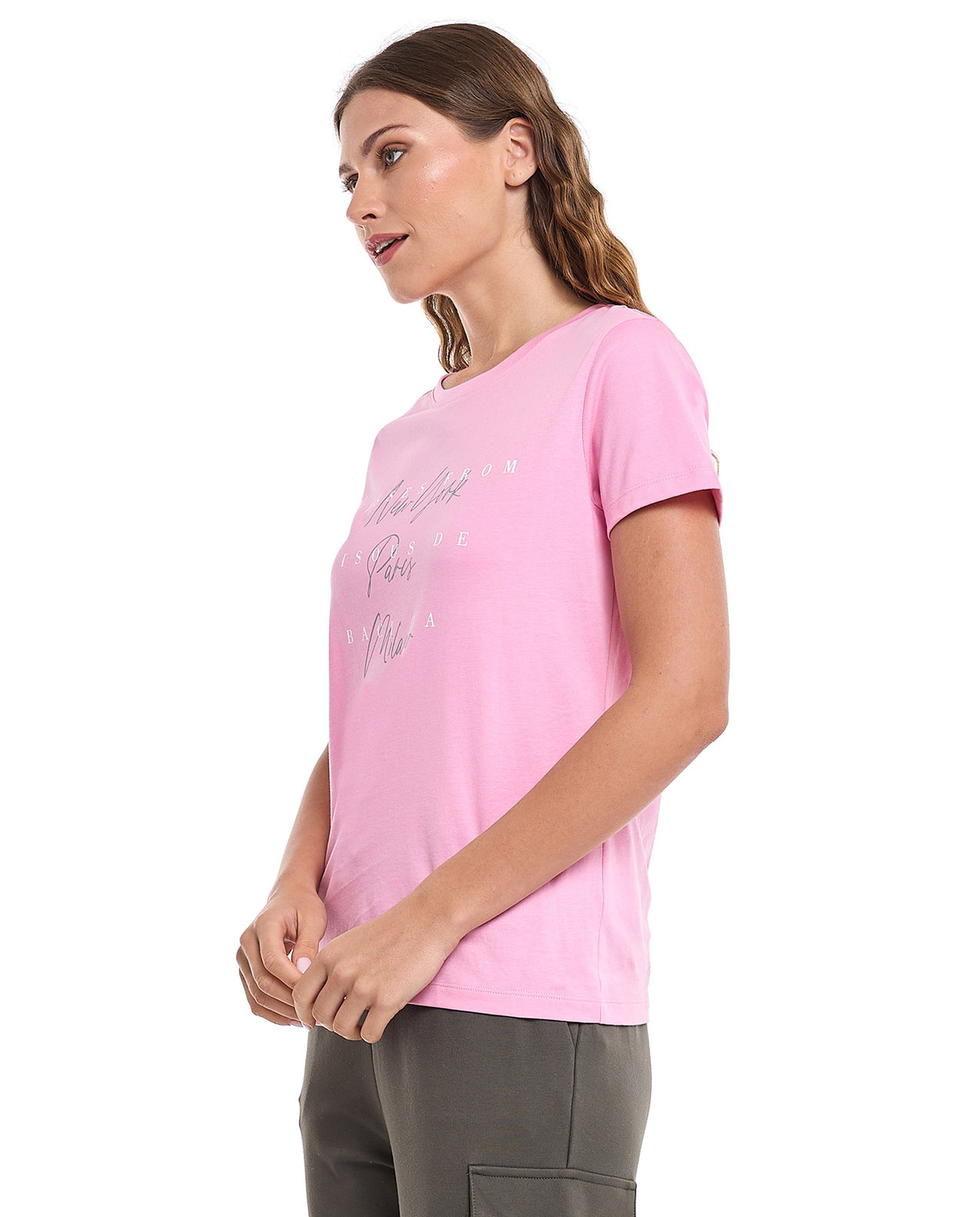 تيشيرت بطبعة كتابية وياقة مستديرة وأكمام قصيرة