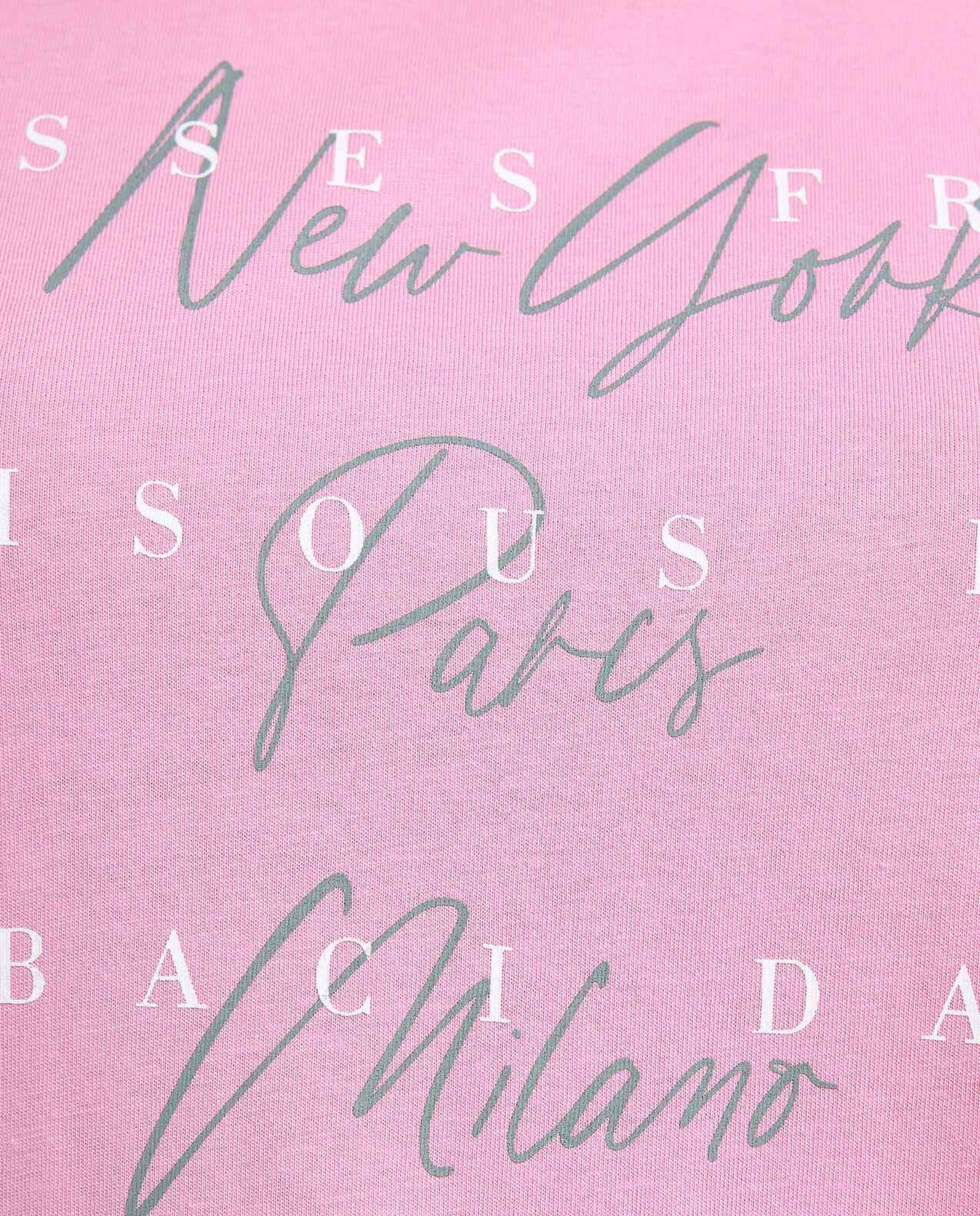 تيشيرت بطبعة كتابية وياقة مستديرة وأكمام قصيرة