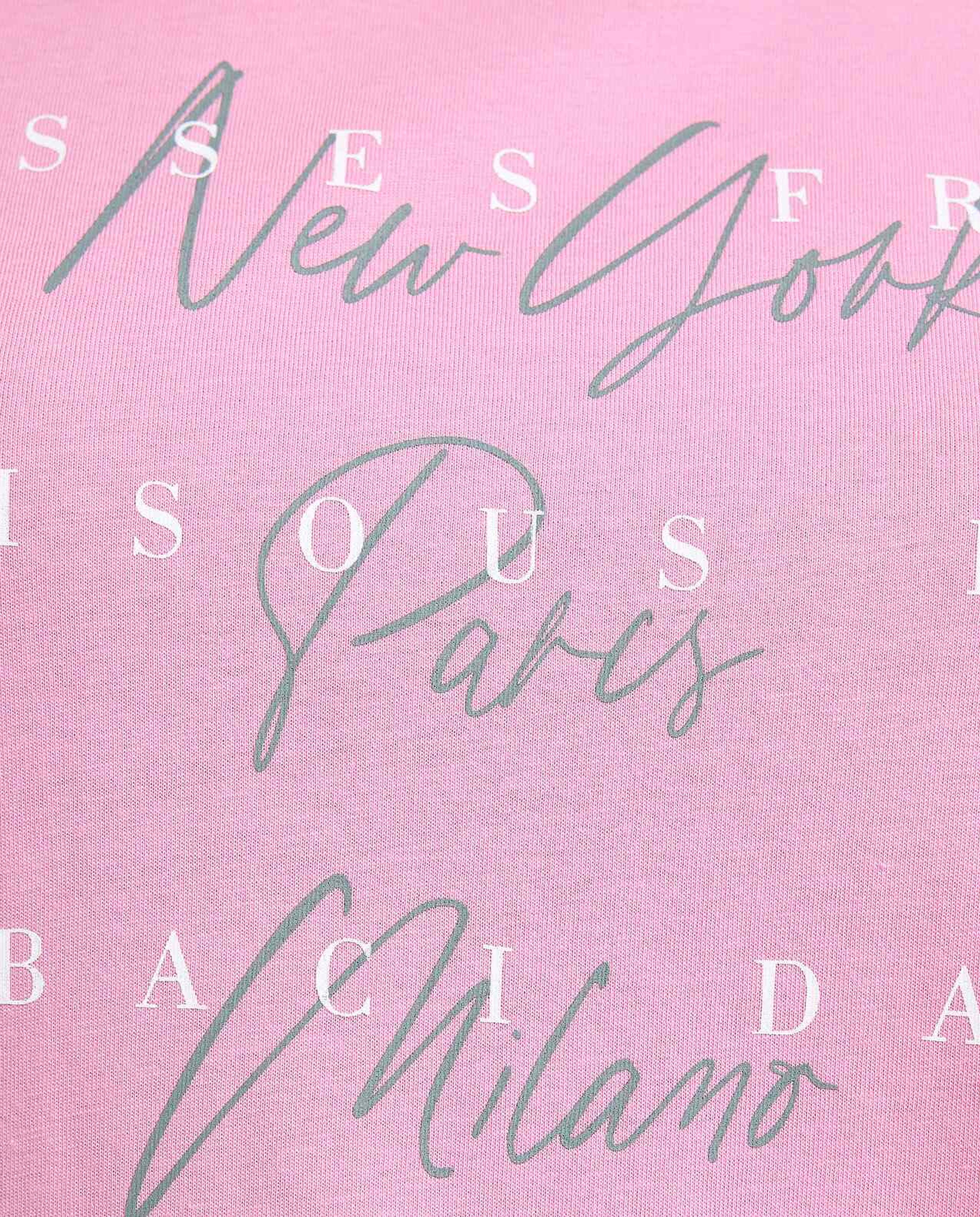 تيشيرت بطبعة كتابية وياقة مستديرة وأكمام قصيرة