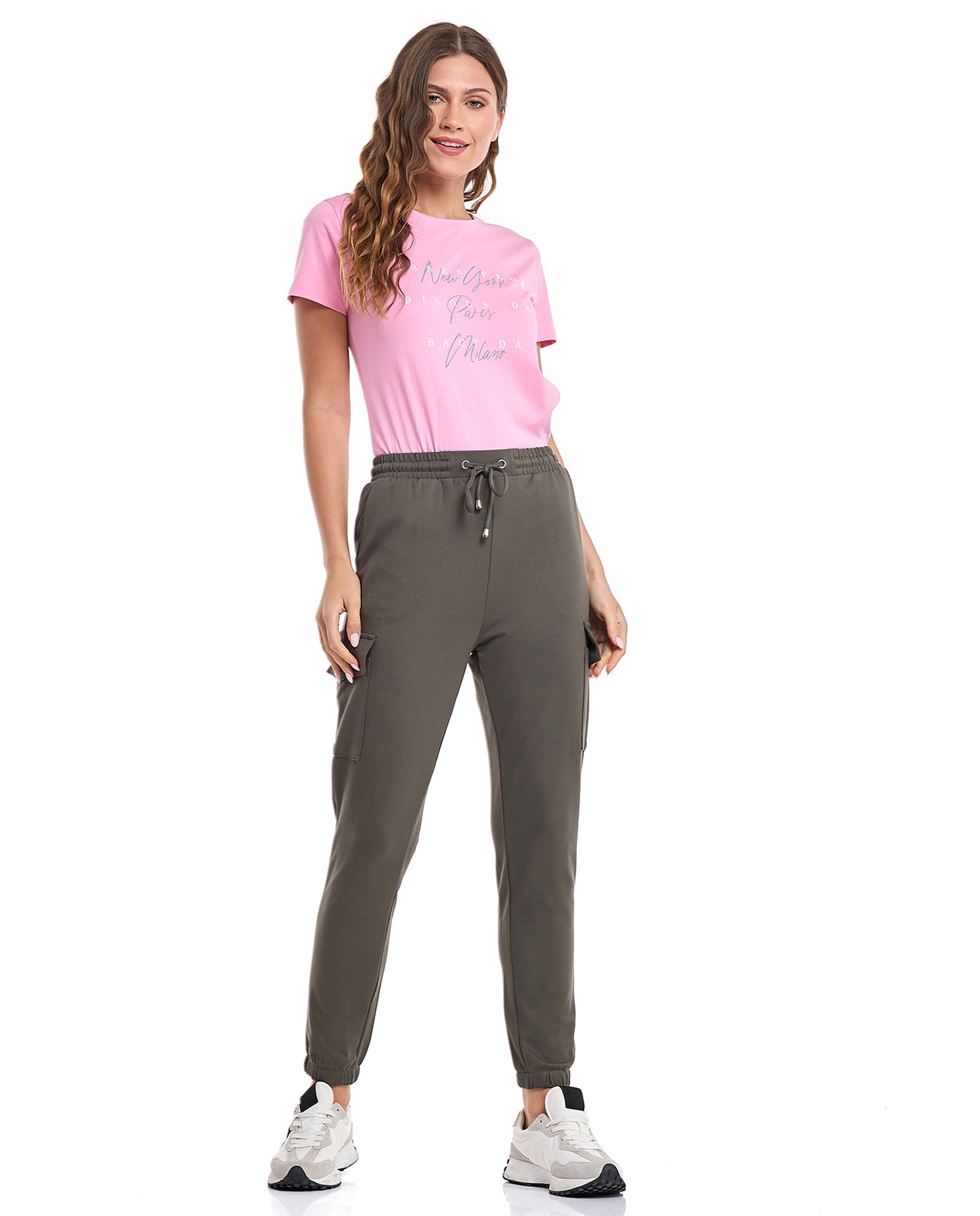 تيشيرت بطبعة كتابية وياقة مستديرة وأكمام قصيرة