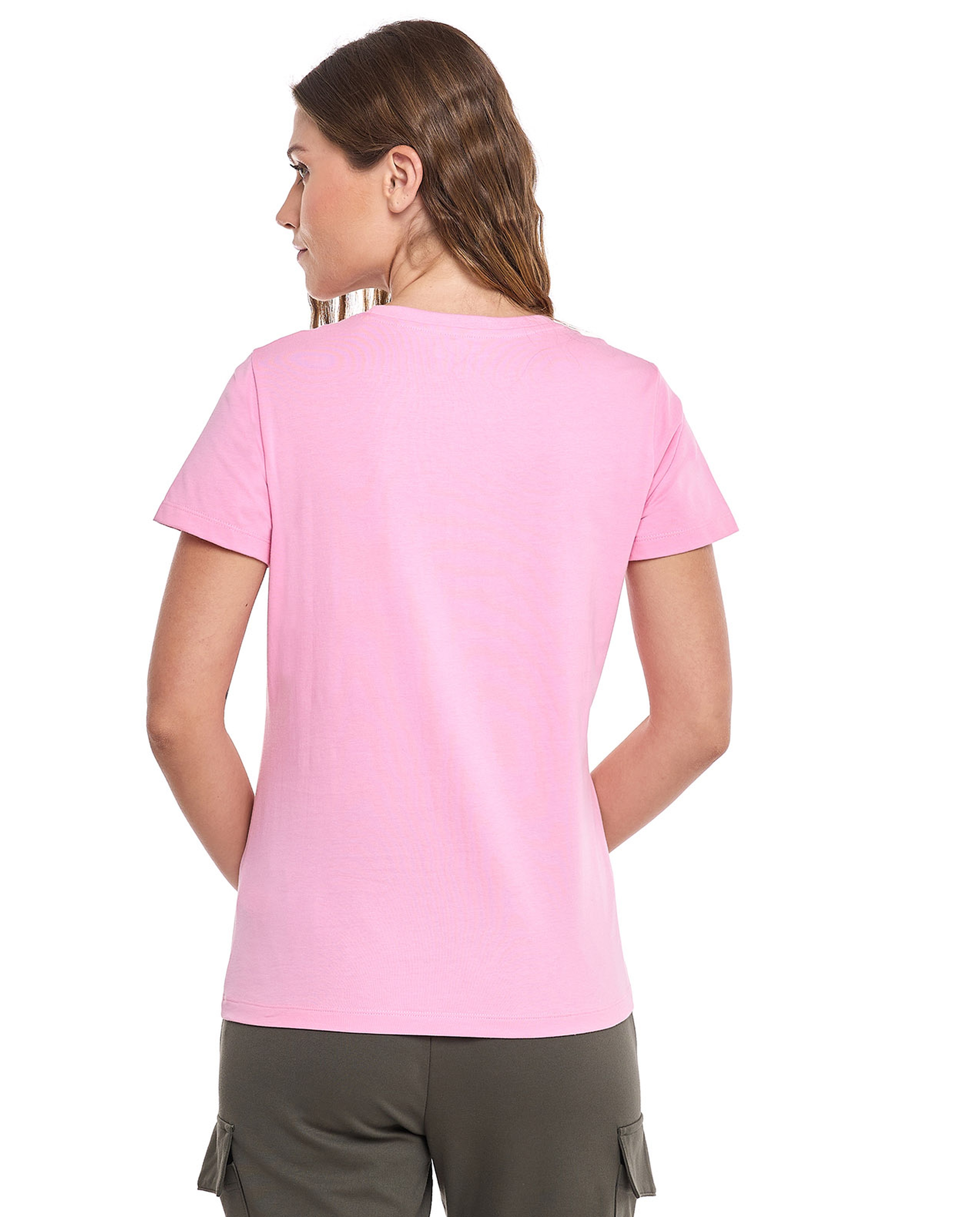 تيشيرت بطبعة كتابية وياقة مستديرة وأكمام قصيرة