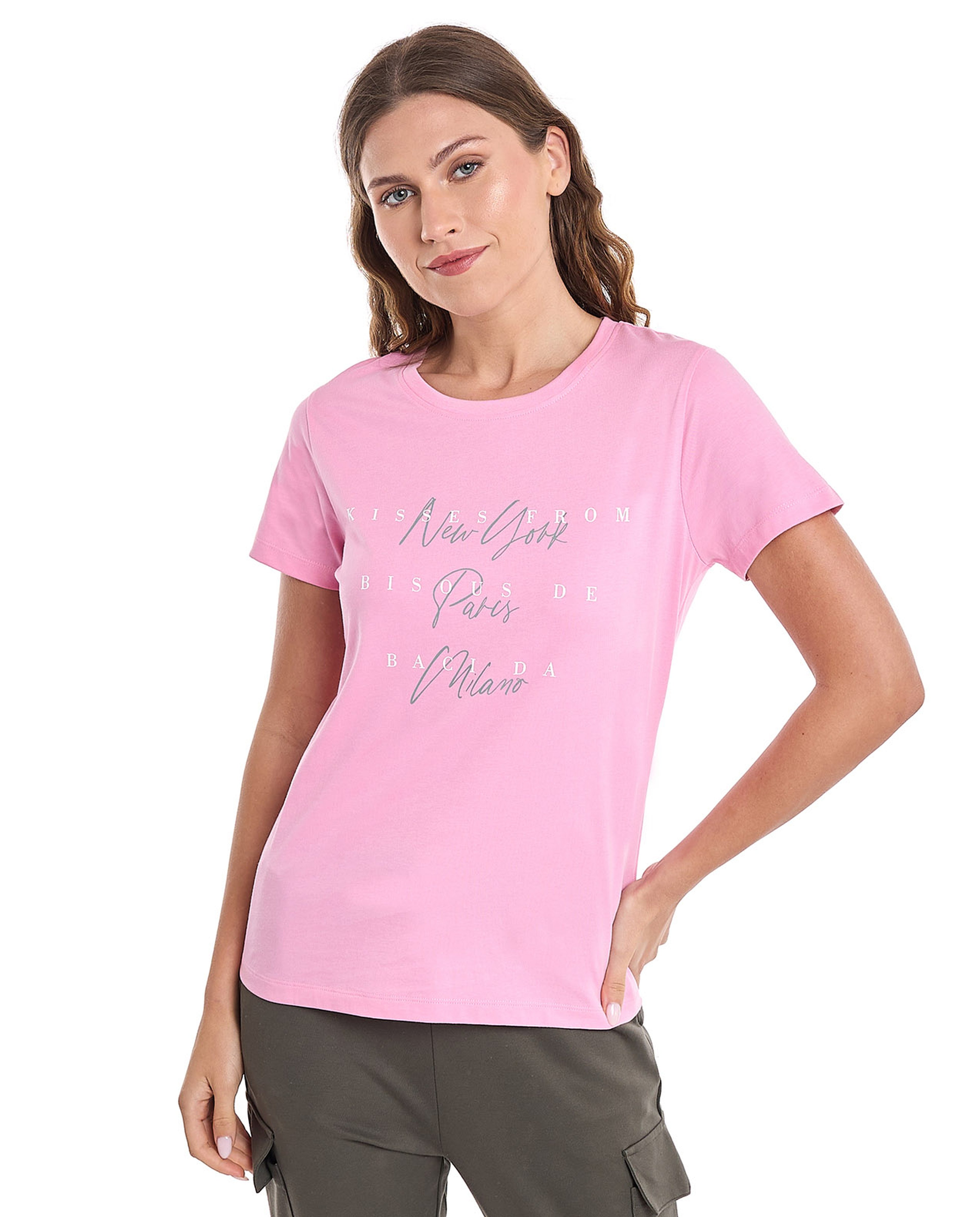 تيشيرت بطبعة كتابية وياقة مستديرة وأكمام قصيرة