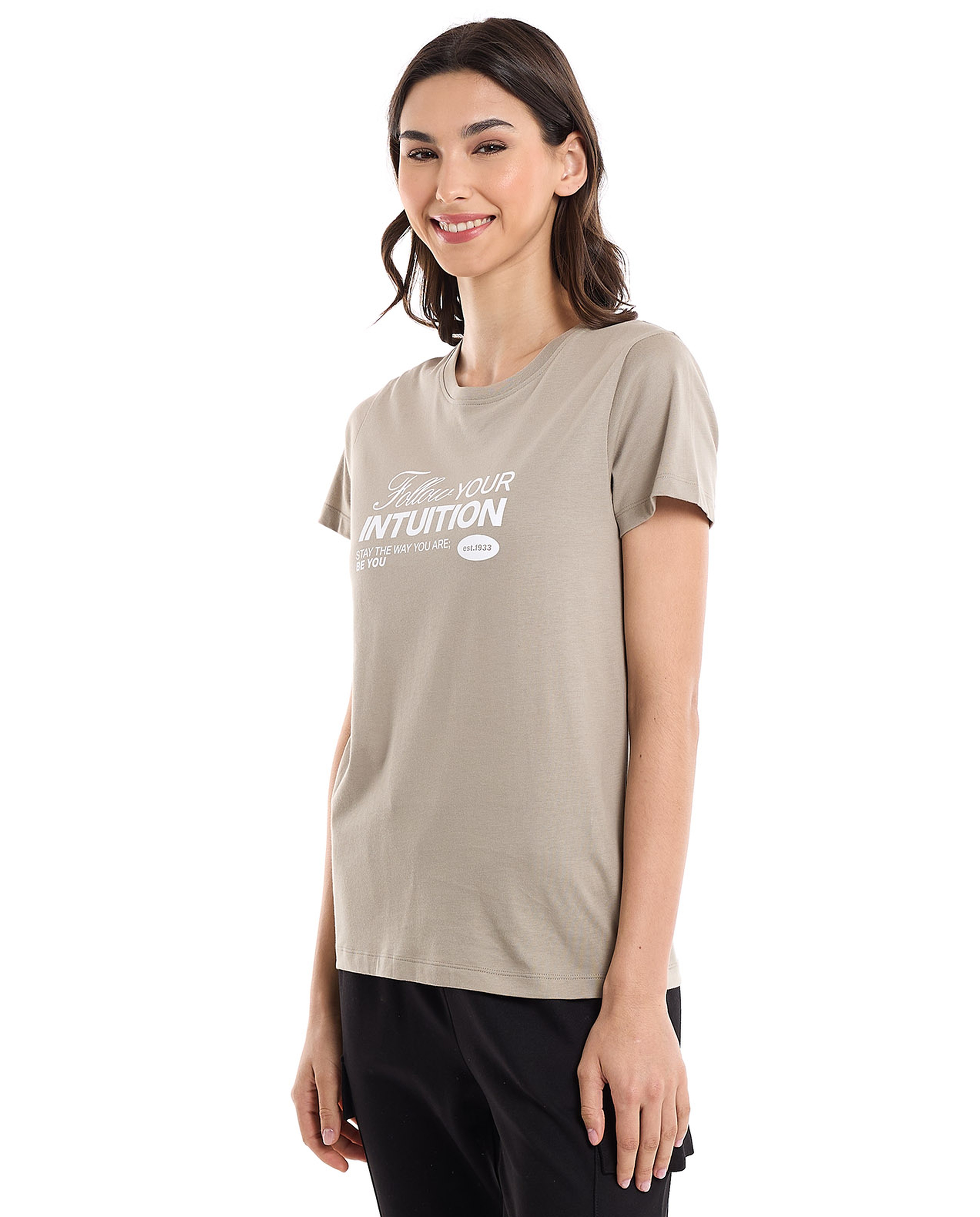 تيشيرت بطبعة كتابية وياقة مستديرة وأكمام قصيرة