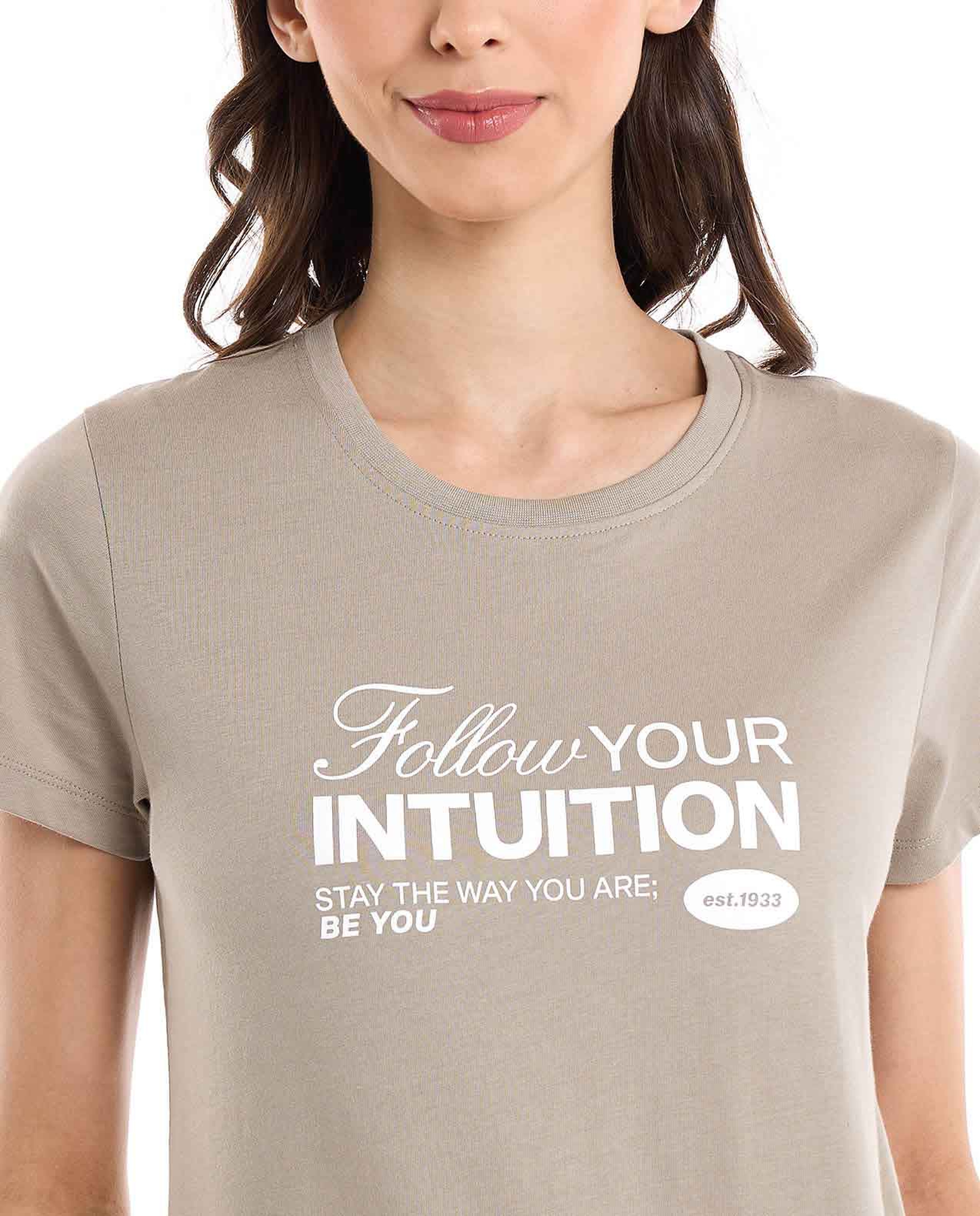 تيشيرت بطبعة كتابية وياقة مستديرة وأكمام قصيرة