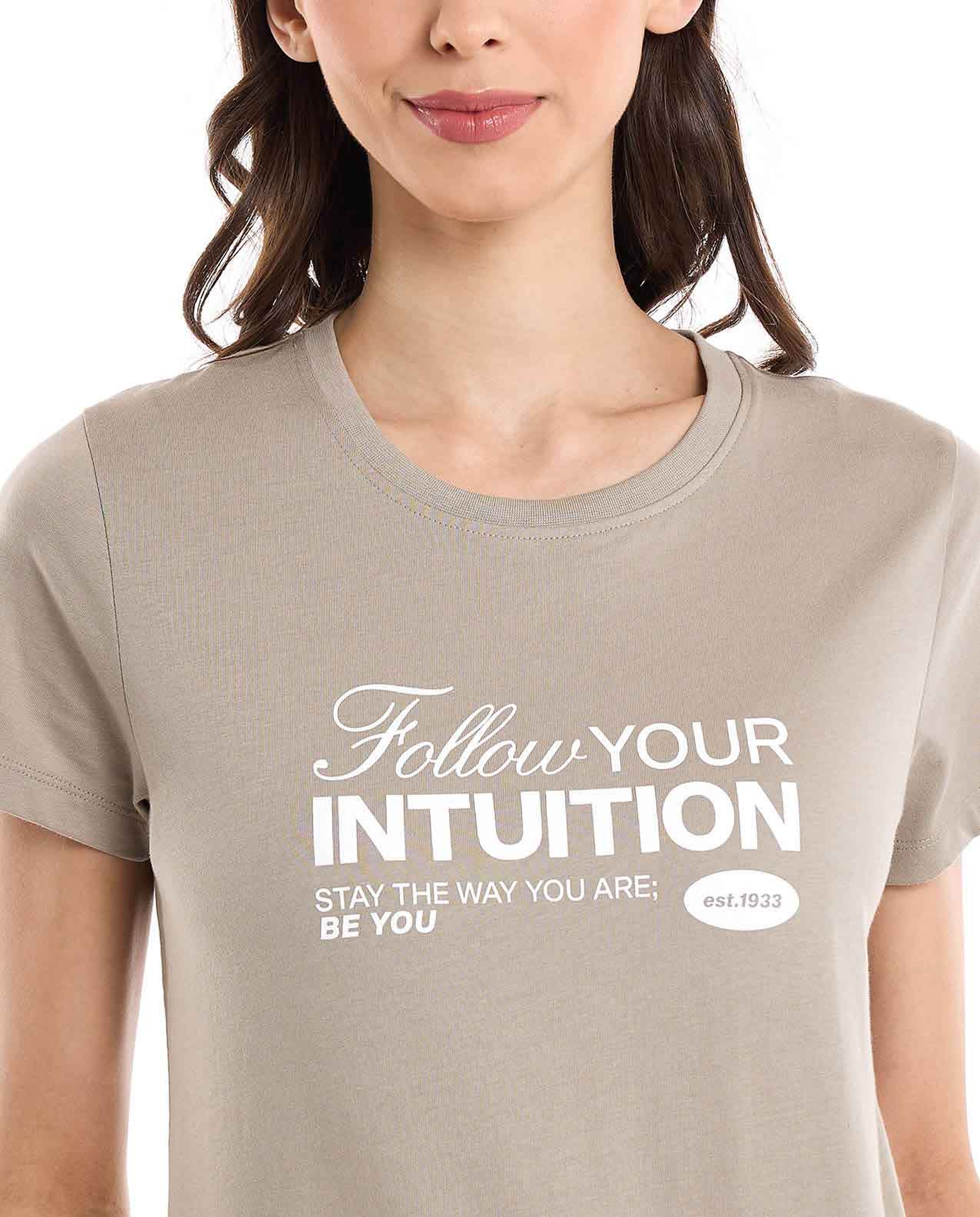 تيشيرت بطبعة كتابية وياقة مستديرة وأكمام قصيرة