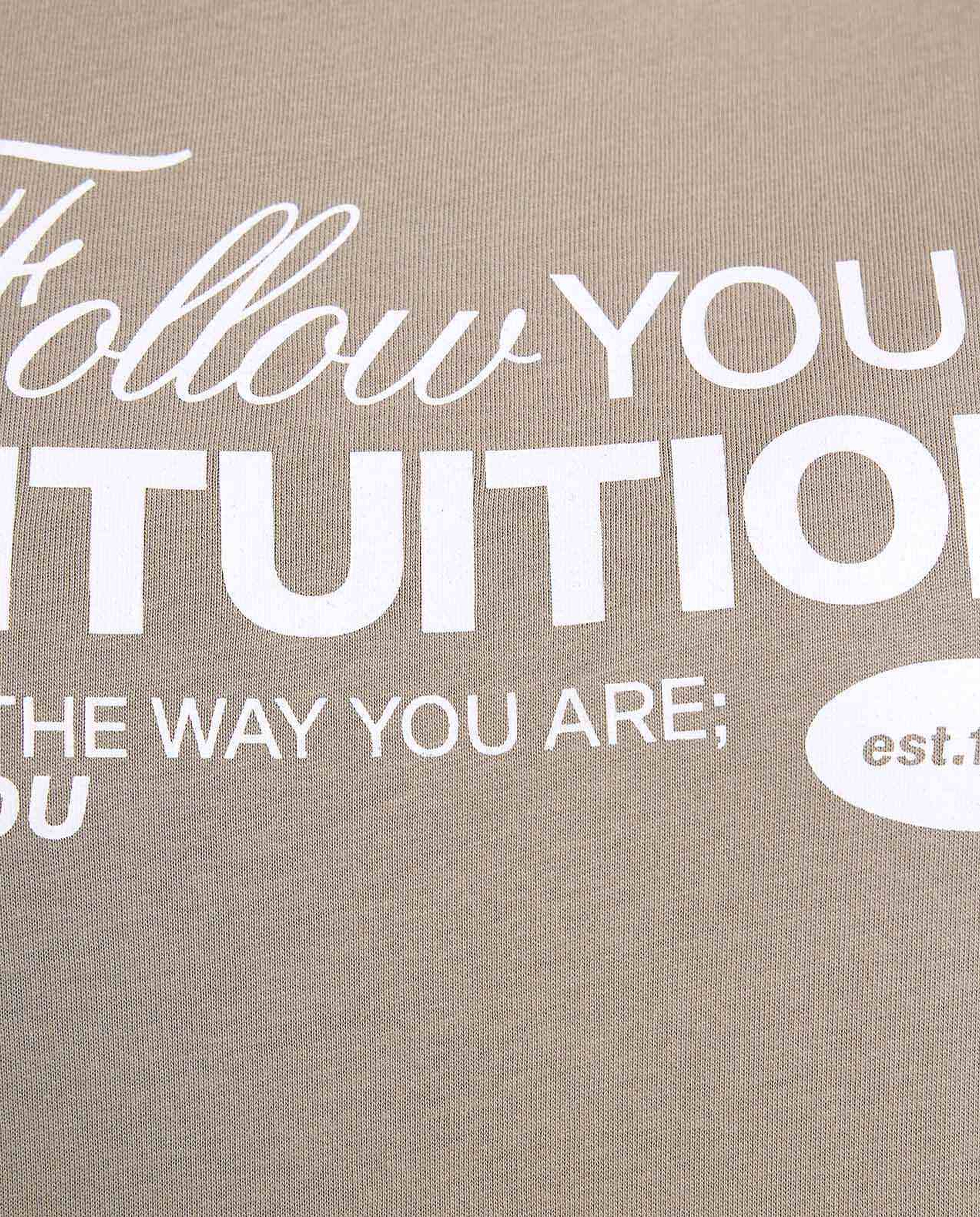 تيشيرت بطبعة كتابية وياقة مستديرة وأكمام قصيرة