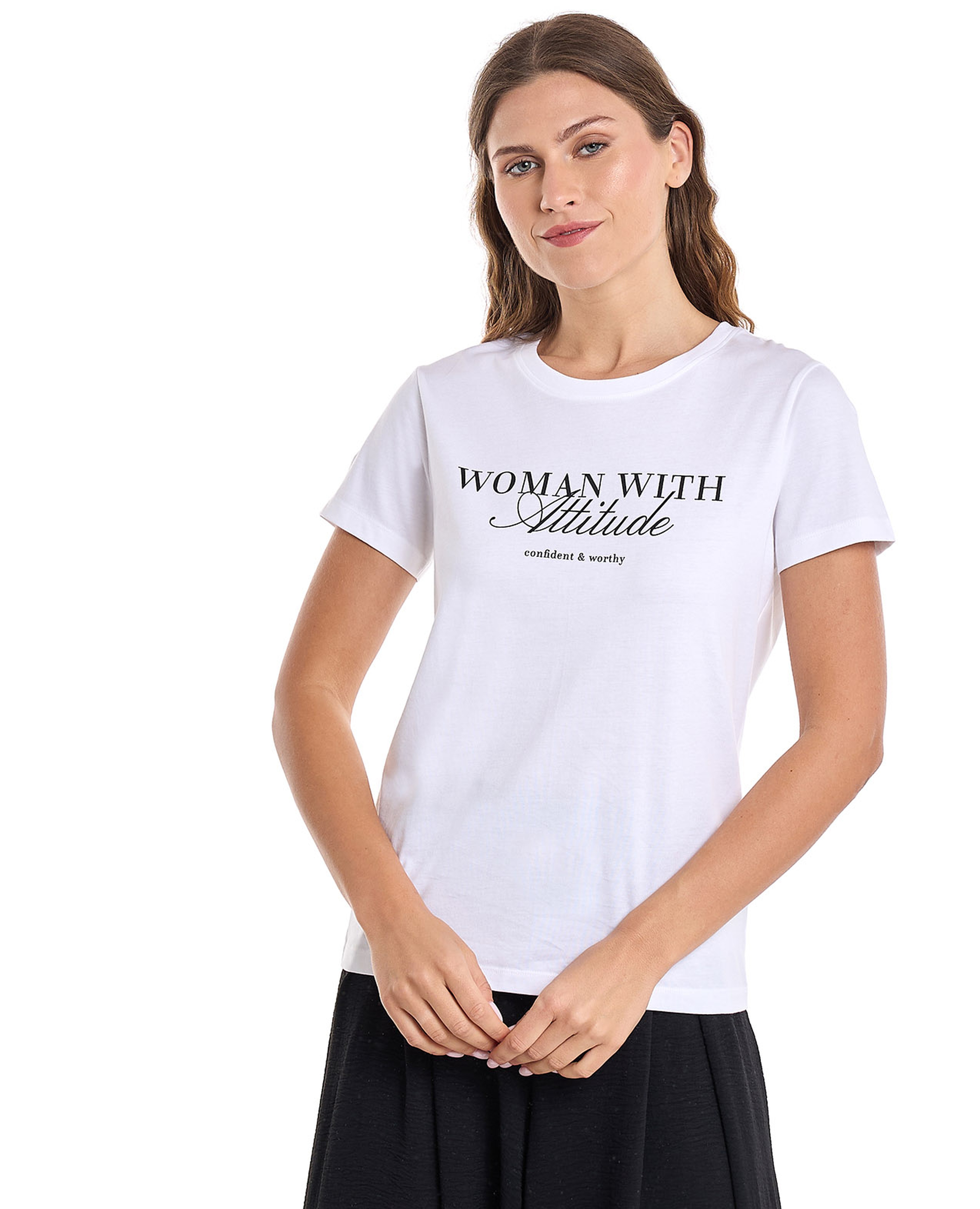 تيشيرت بطبعة كتابية وياقة مستديرة وأكمام قصيرة