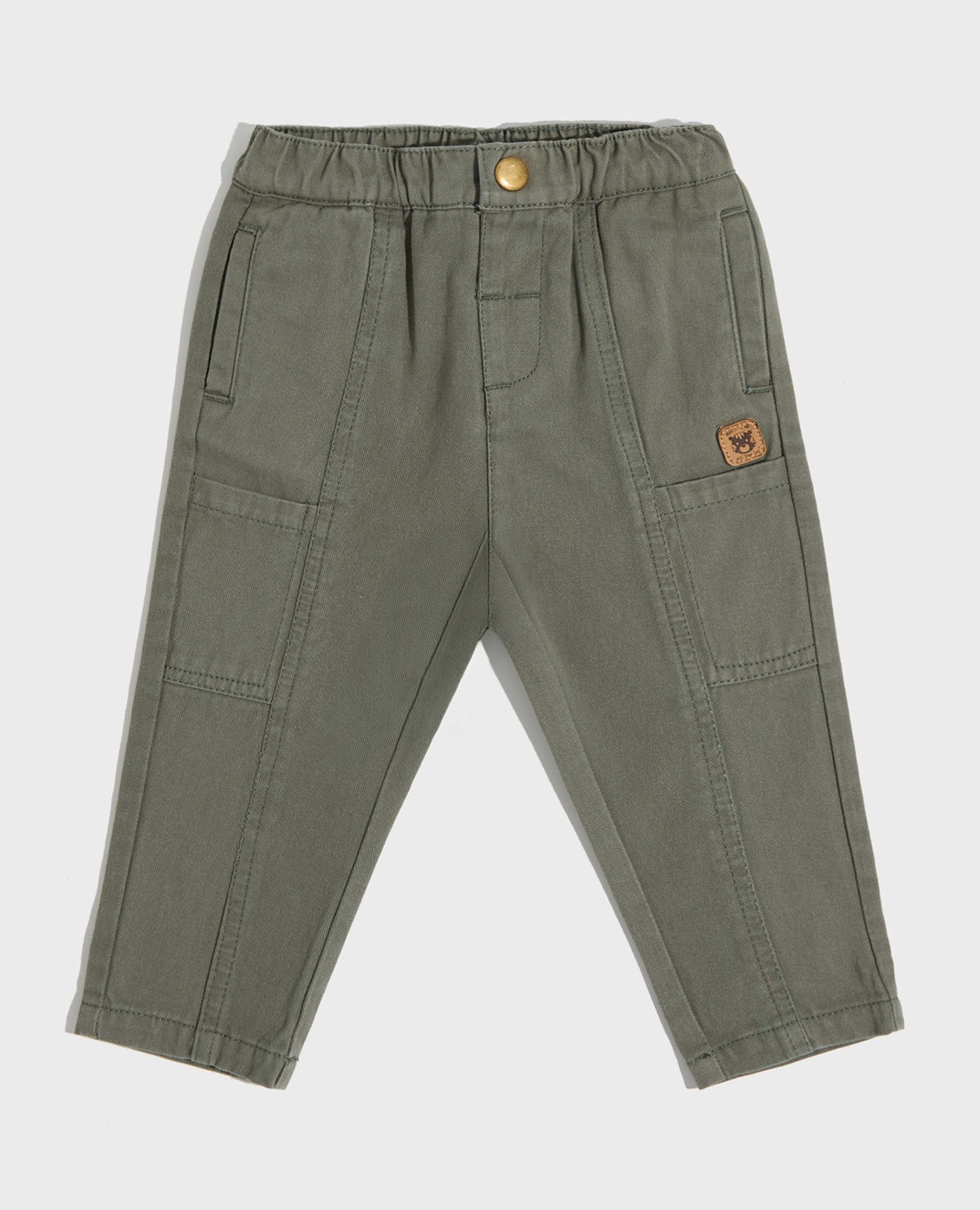 بنطال بقصة واسعة سادة مع أزرار