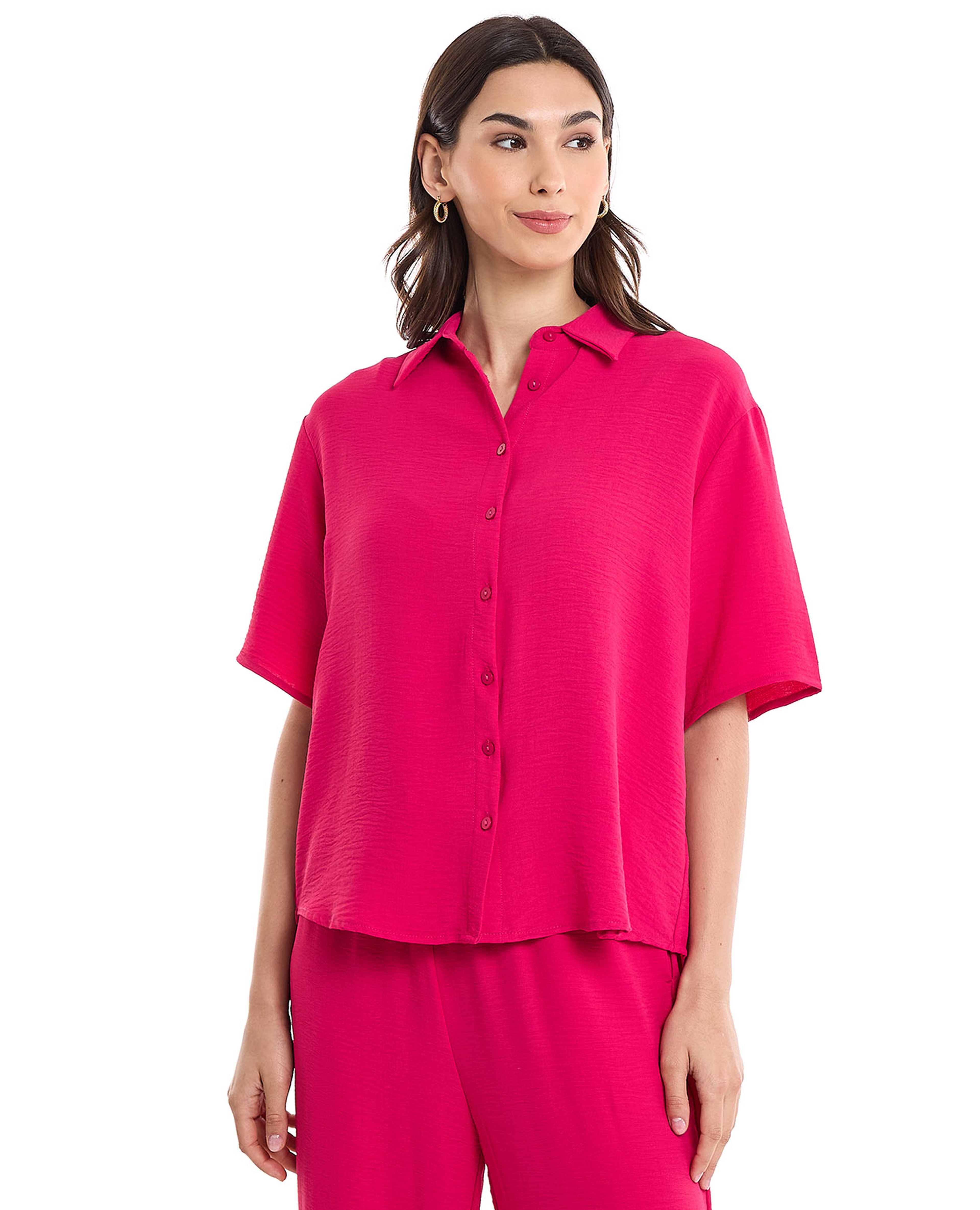 قميص سادة بياقة كلاسيكية وأكمام قصيرة