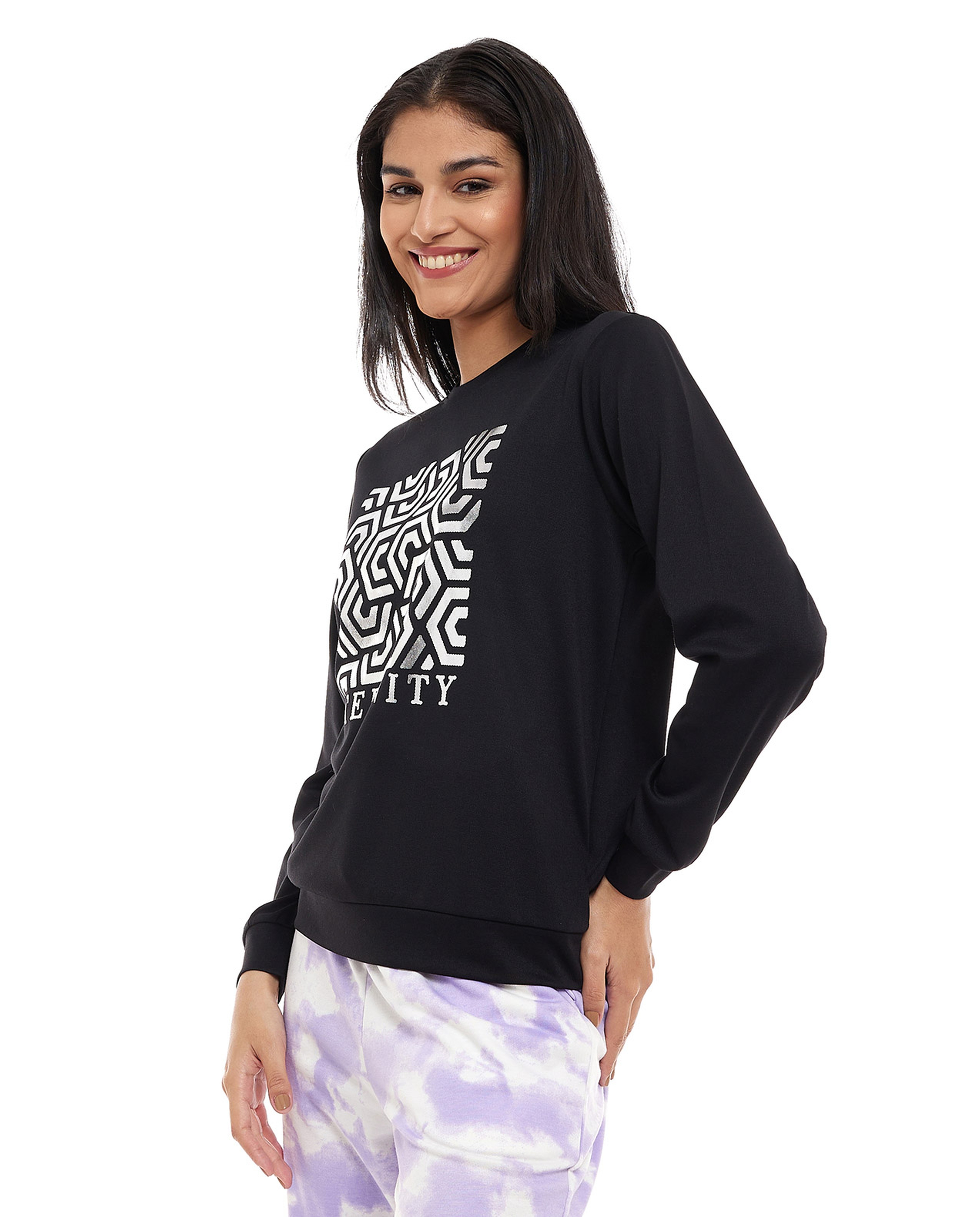 سويتشيرت برقبة دائرية وأكمام طويلة بطبعة