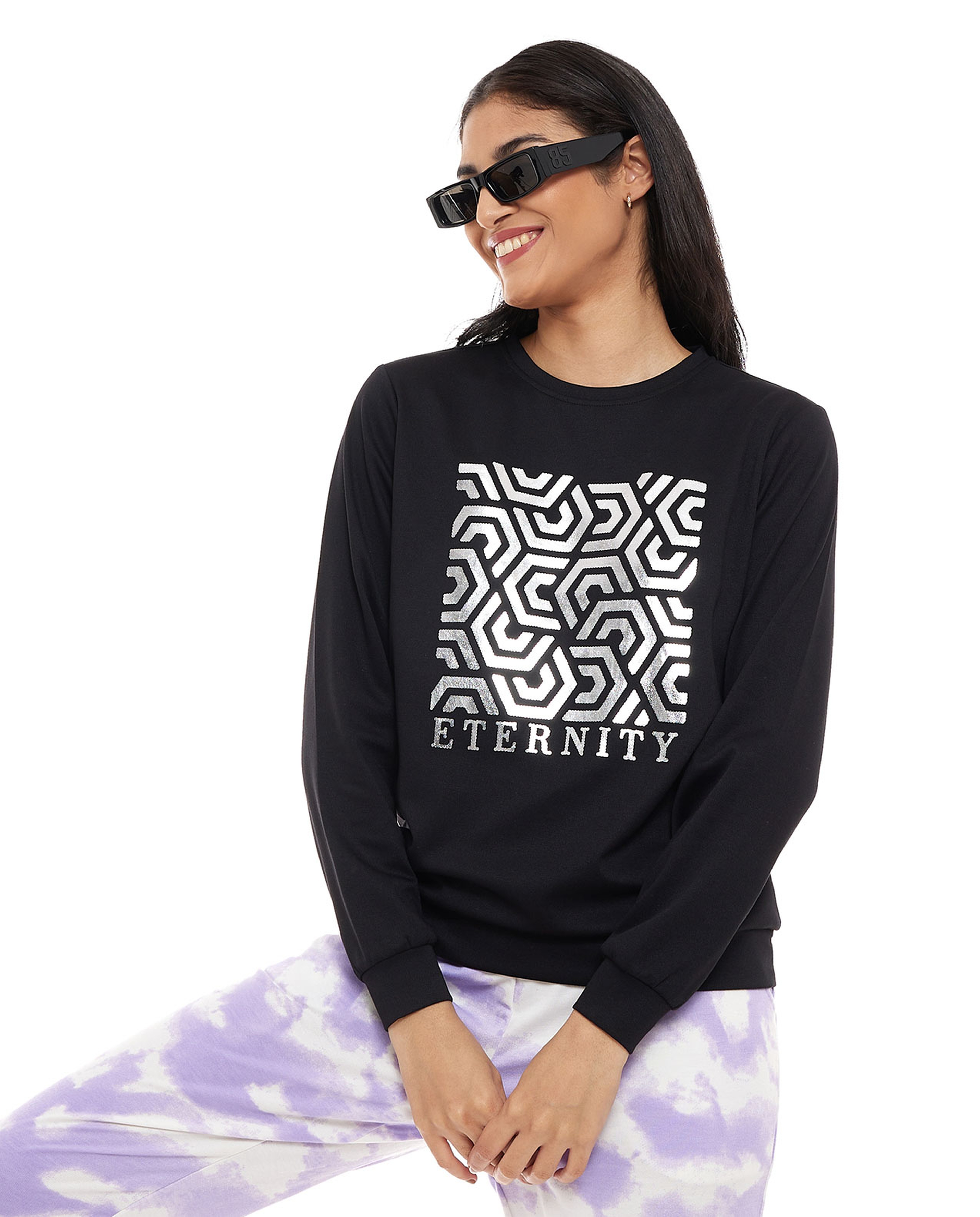 سويتشيرت برقبة دائرية وأكمام طويلة بطبعة