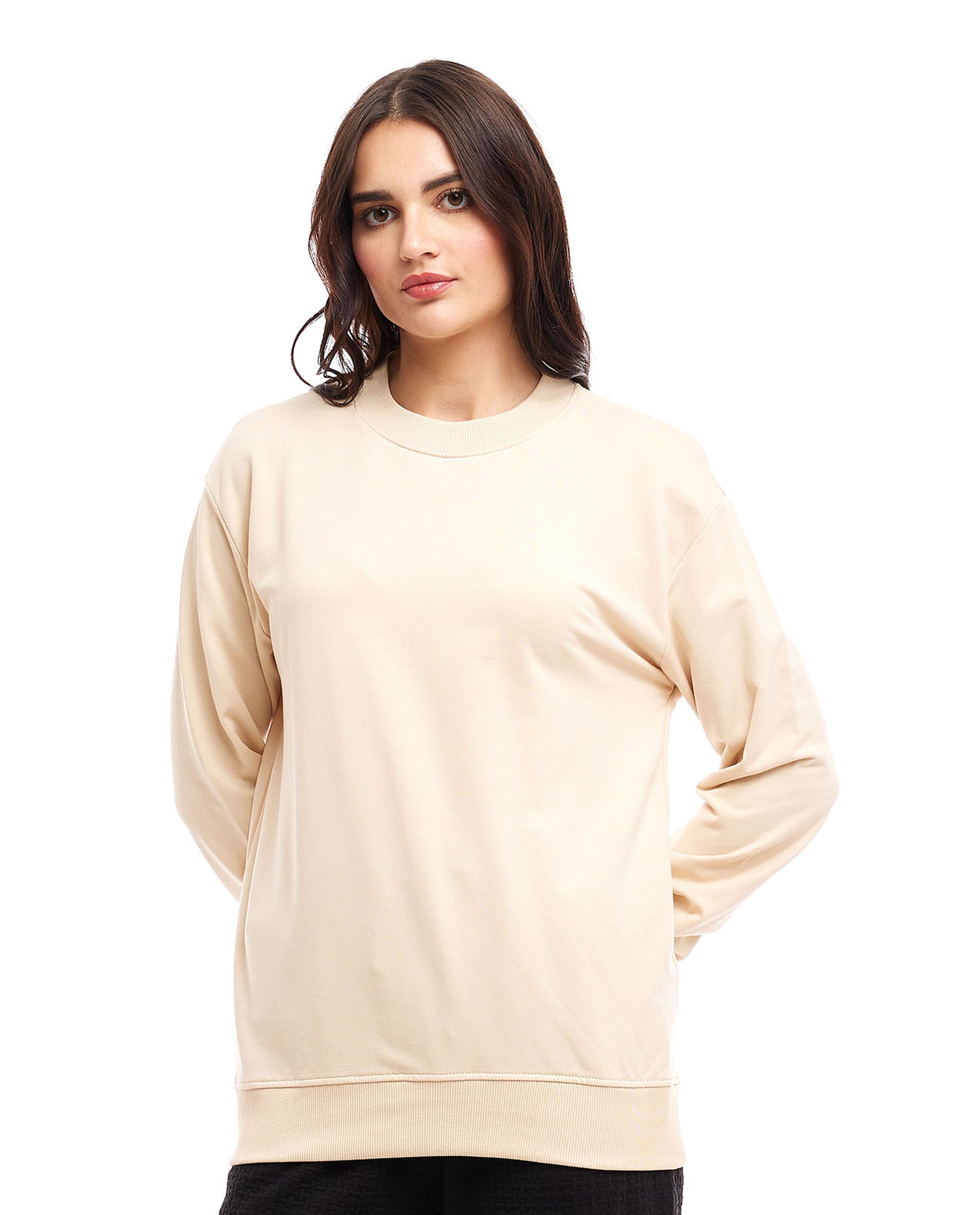 سويتشيرت سادة برقبة دائرية وأكمام طويلة