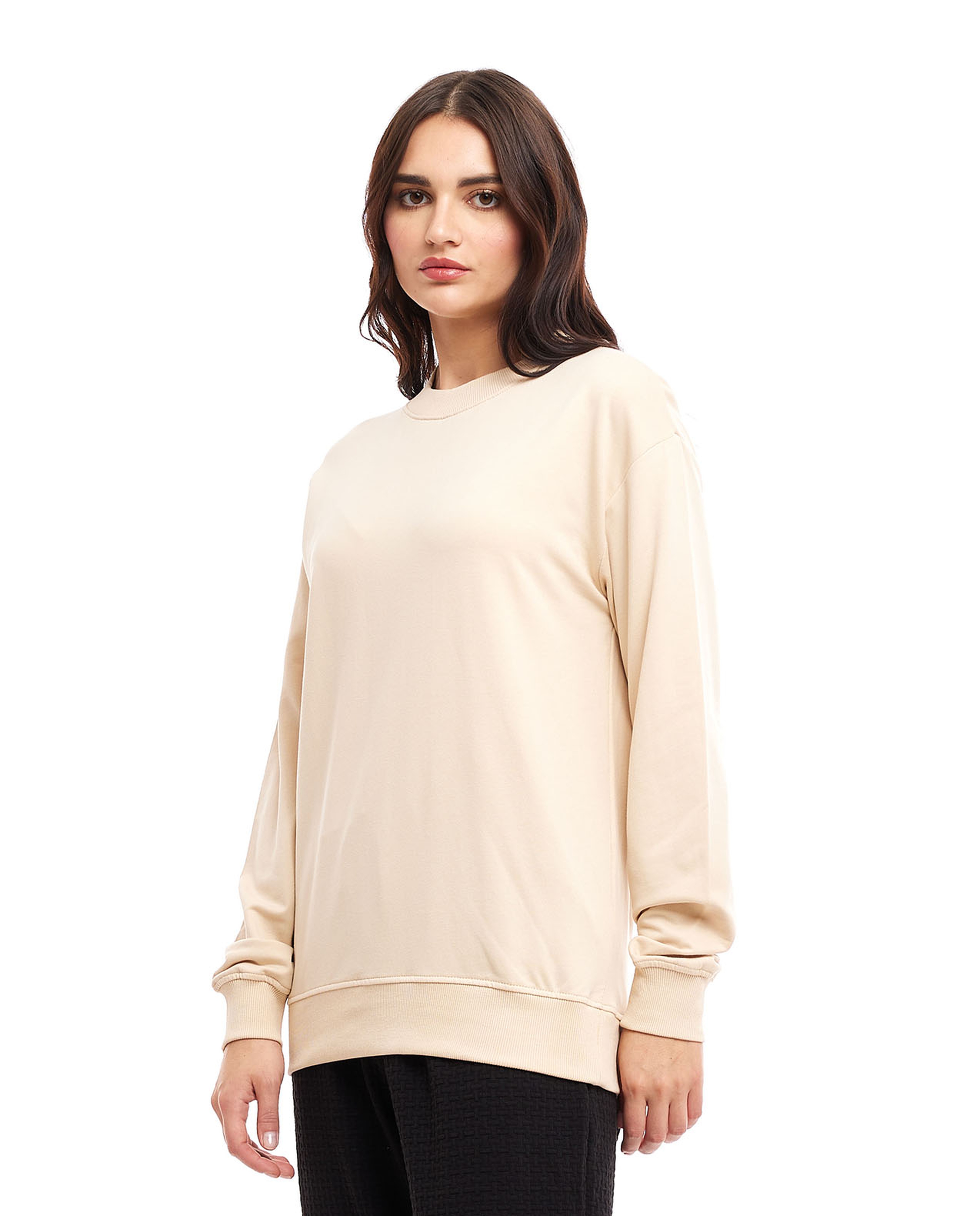 سويتشيرت سادة برقبة دائرية وأكمام طويلة