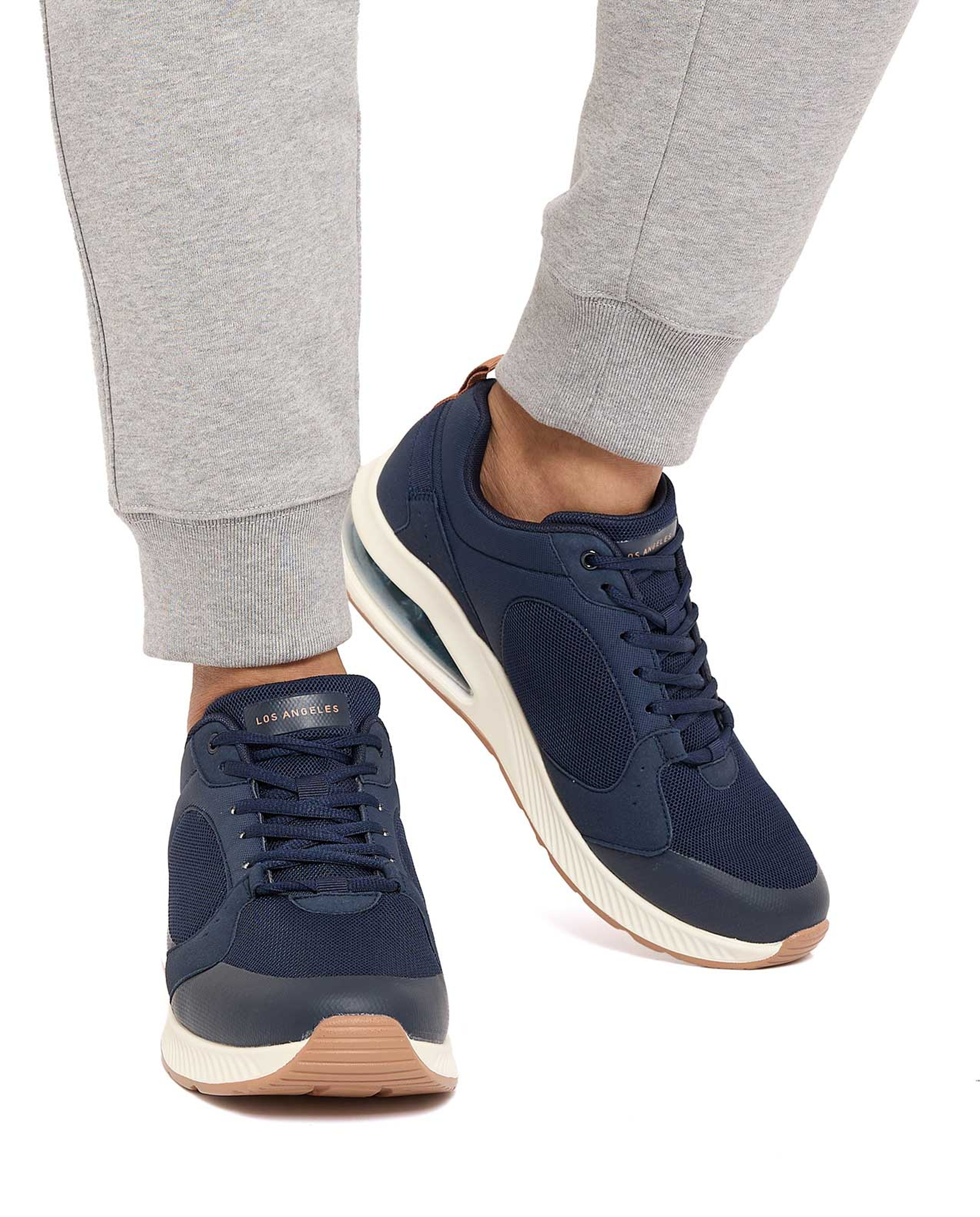 حذاء برباط وشبكة