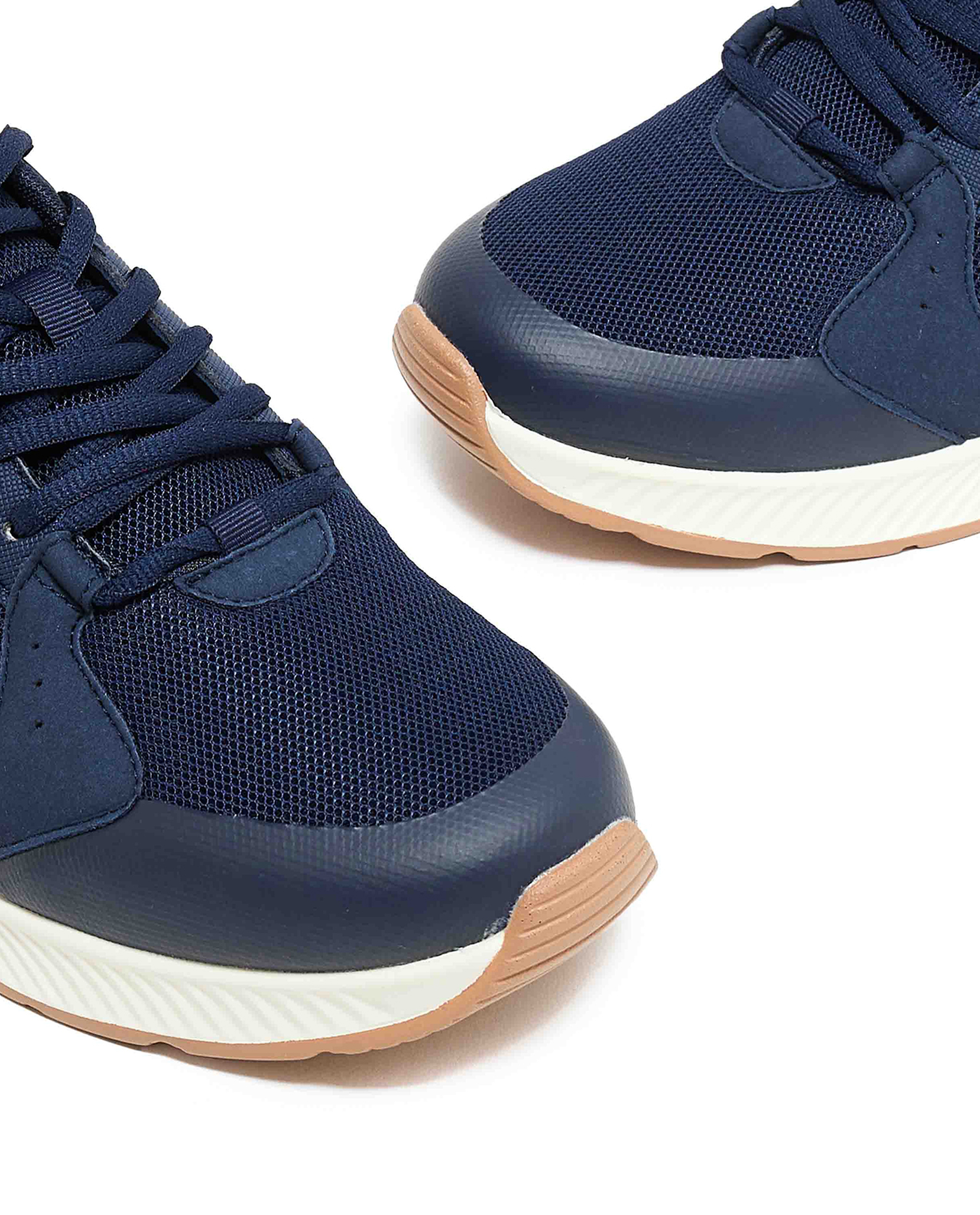 حذاء برباط وشبكة