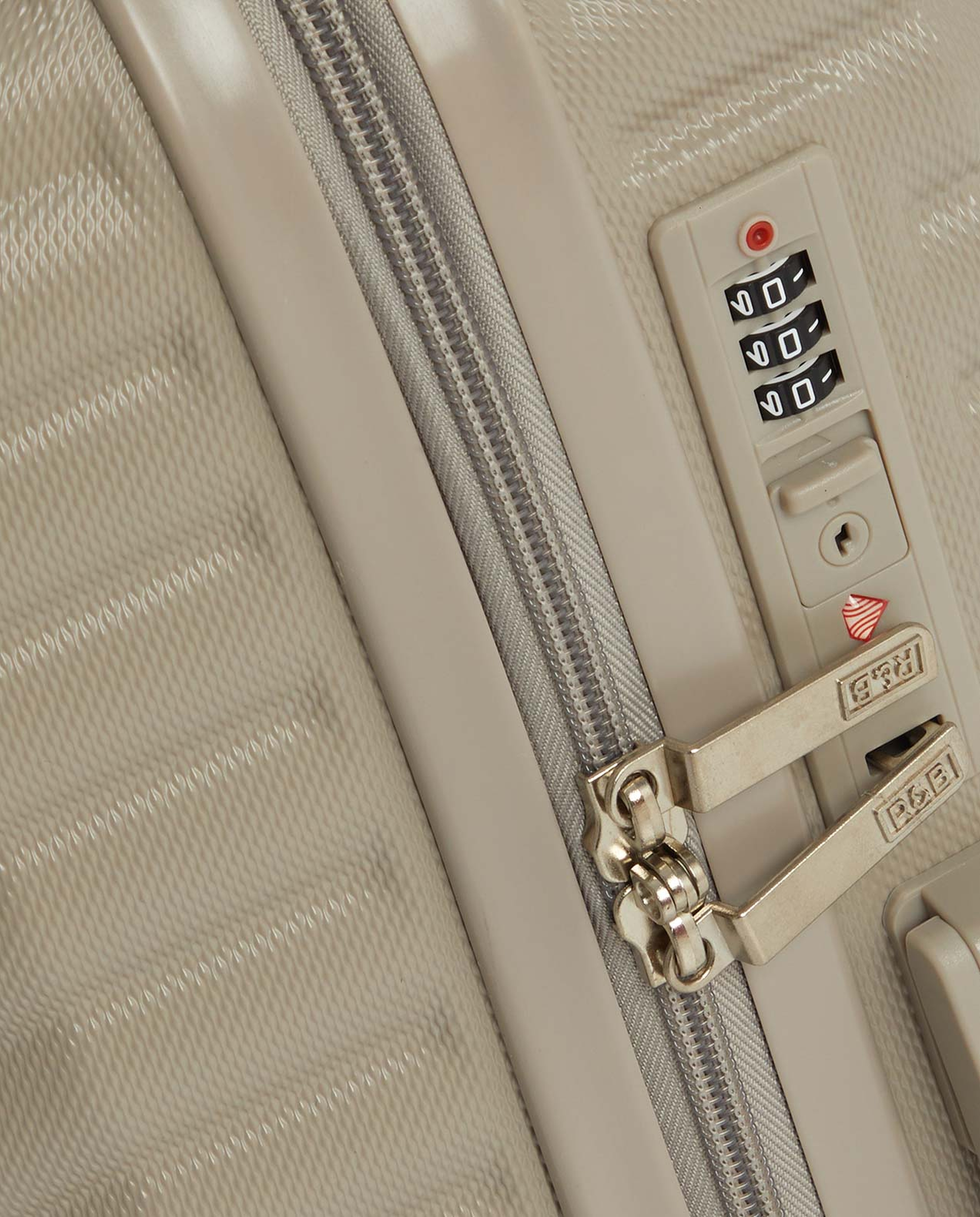 حقيبة سفر هاردشيل  بنقشة بارزة