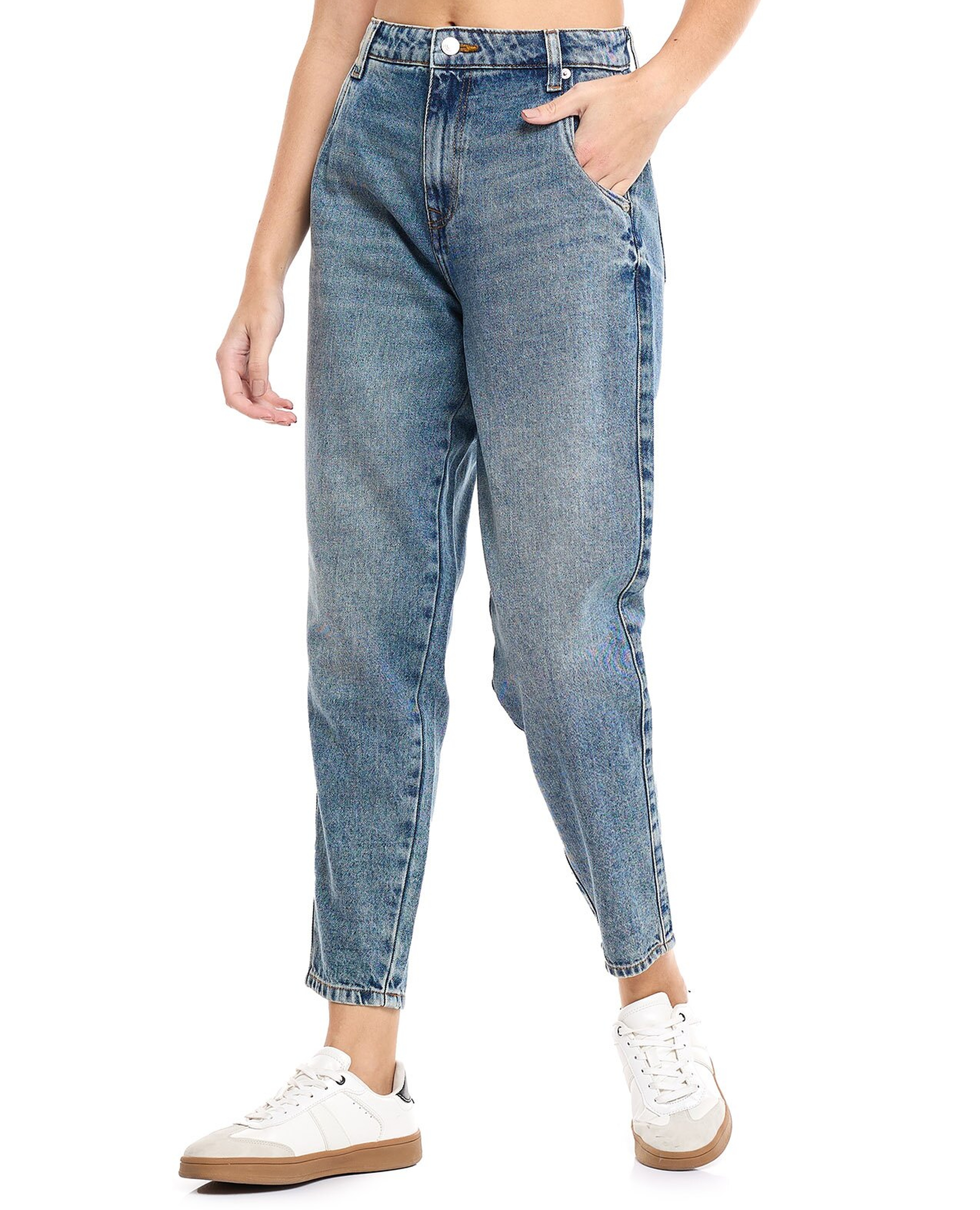 Faded Carrot Fit Jeans with Button Closure