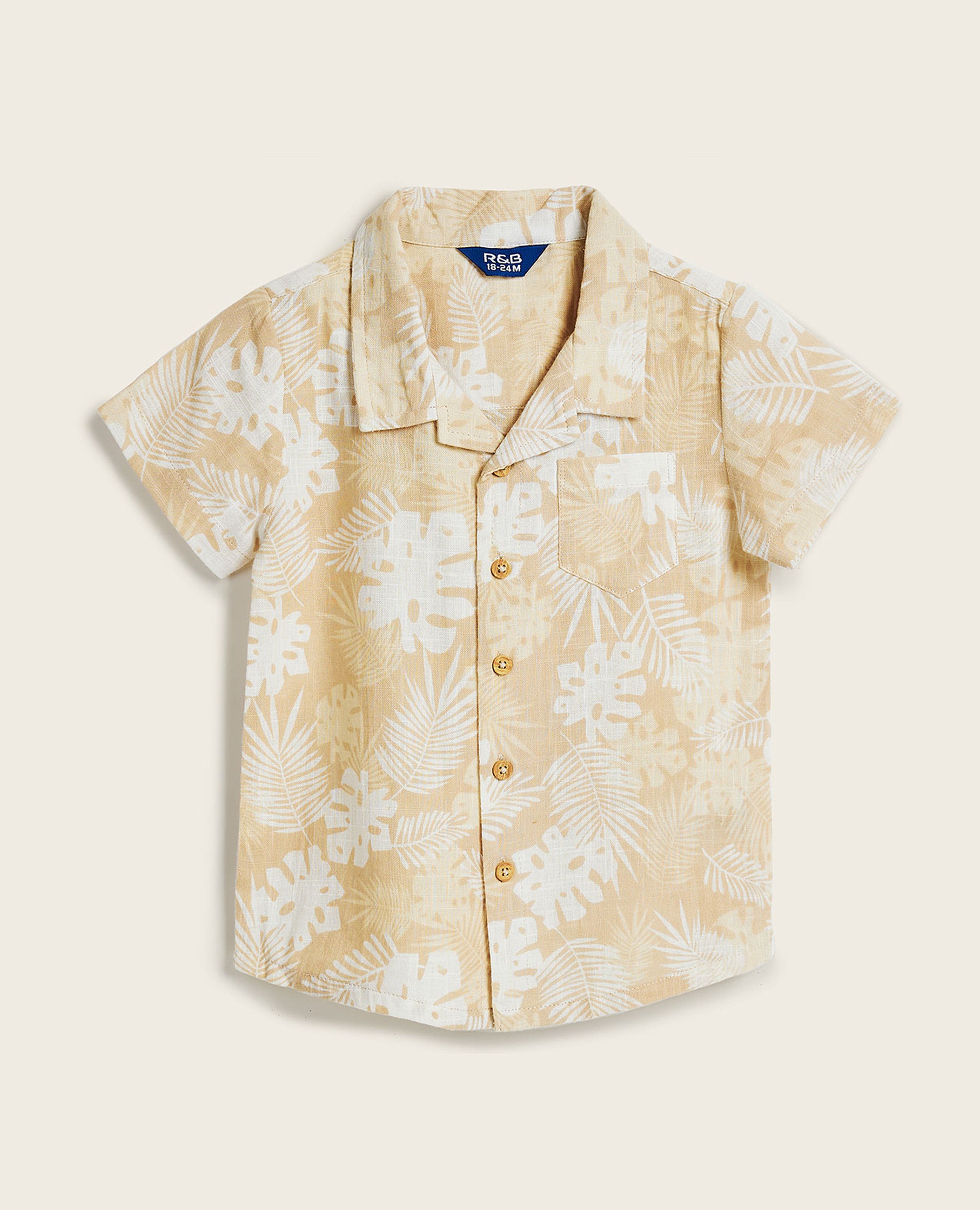 قميص بياقة مفتوحة وأكمام قصيرة