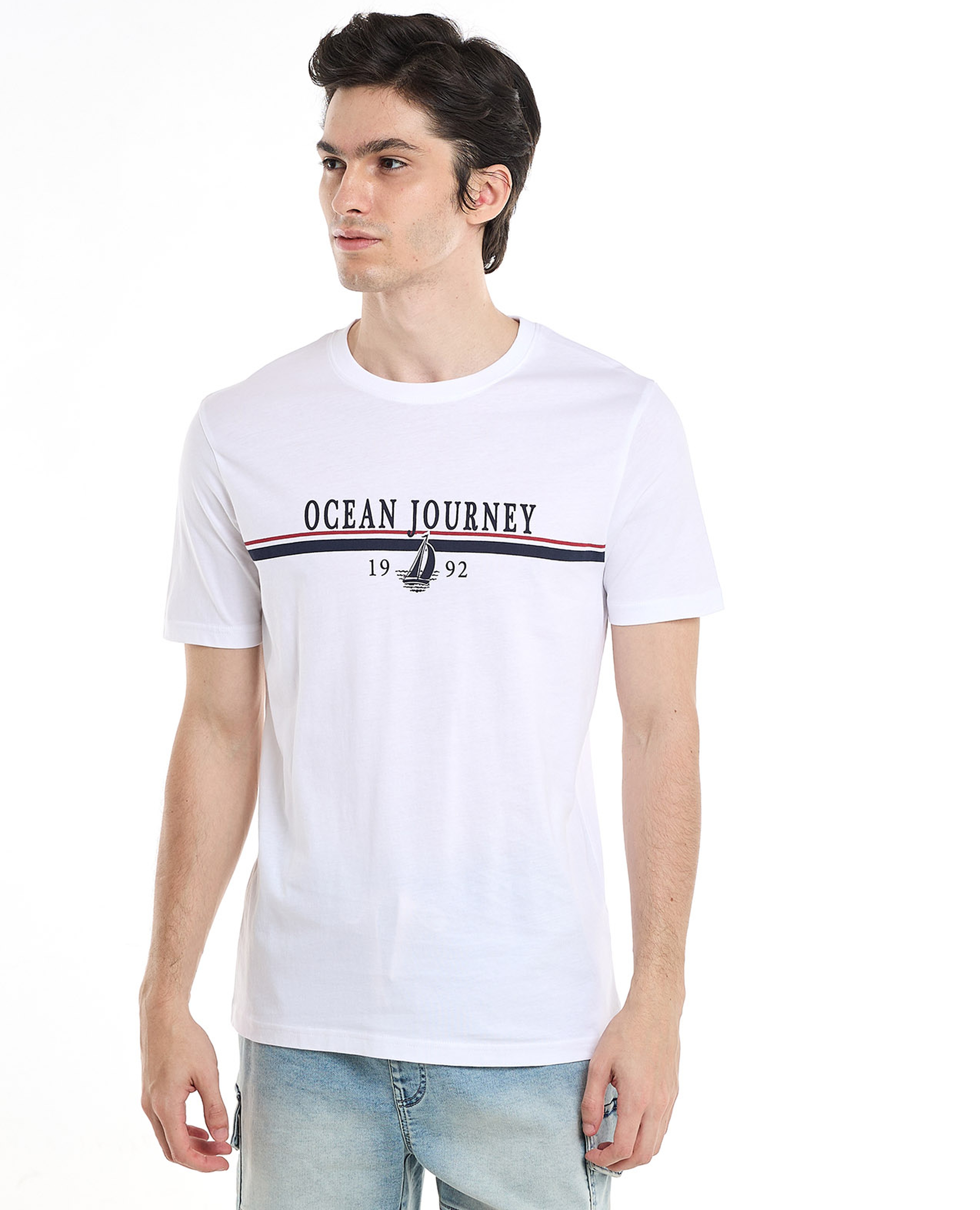 تيشيرت مطبوع بفتحة رقبة وأكمام قصيرة