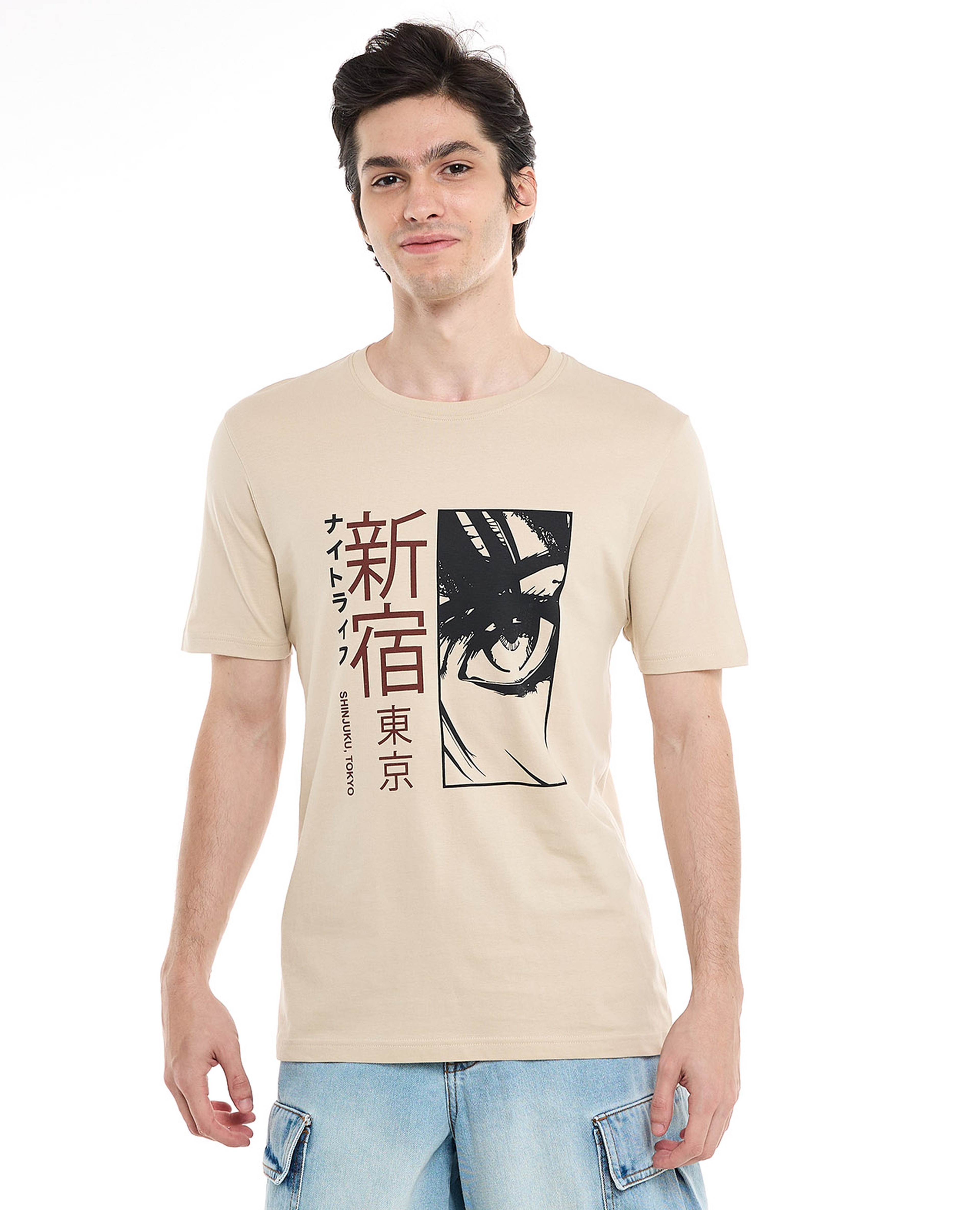 تيشيرت مطبوع بفتحة رقبة وأكمام قصيرة