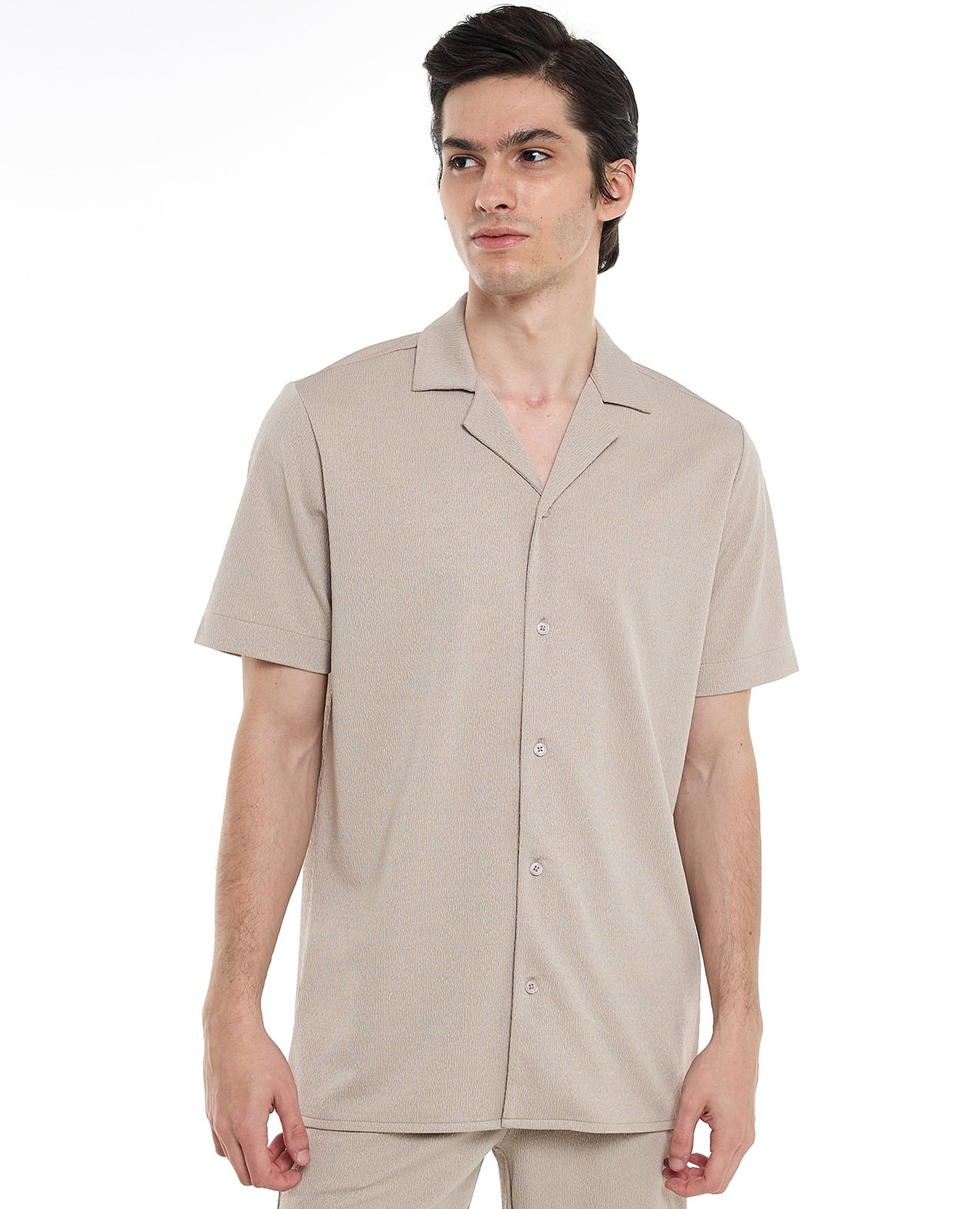 قميص بنقشة بياقة ريفير وأكمام قصيرة