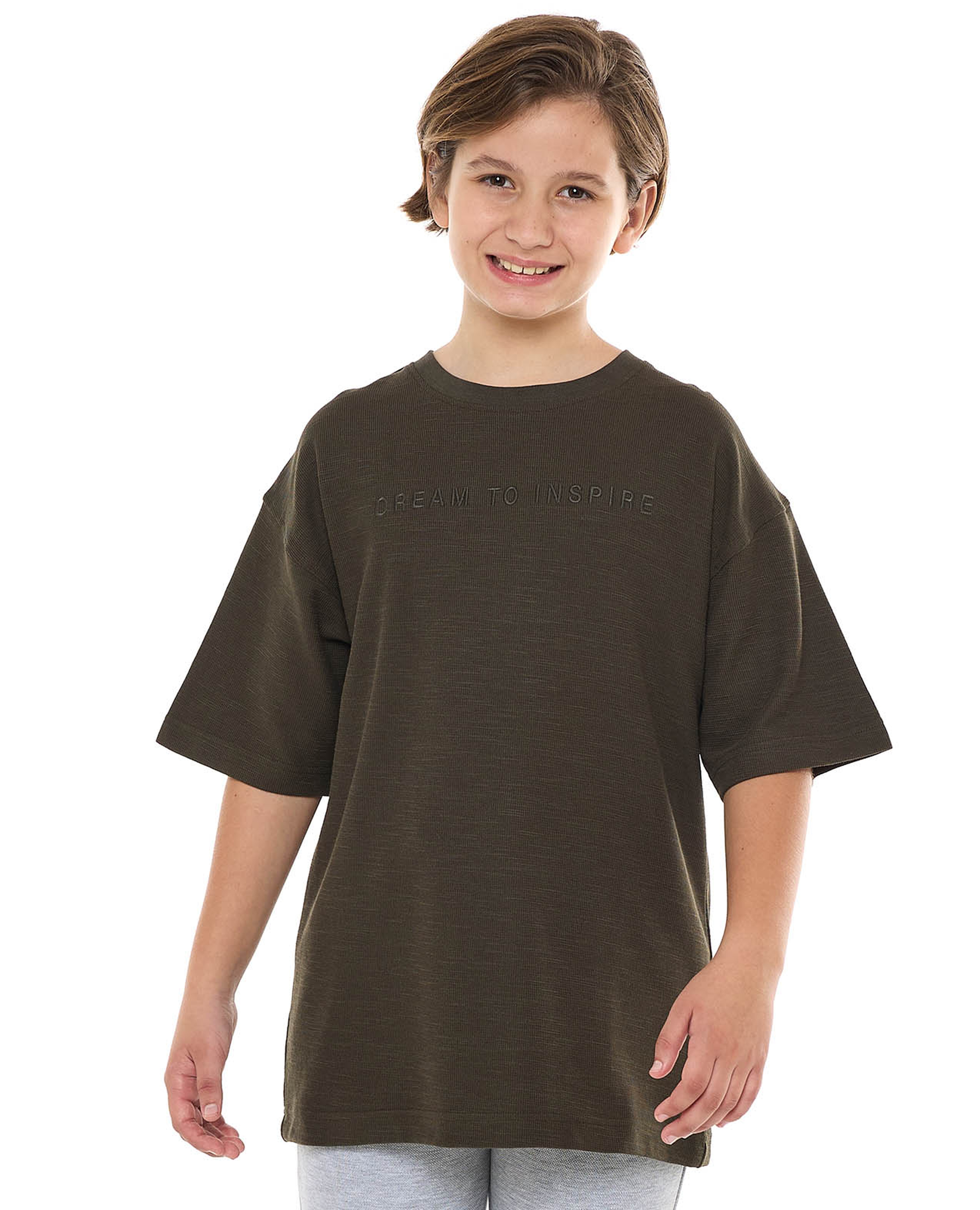 تيشيرت سادة بياقة مستديرة وأكمام قصيرة