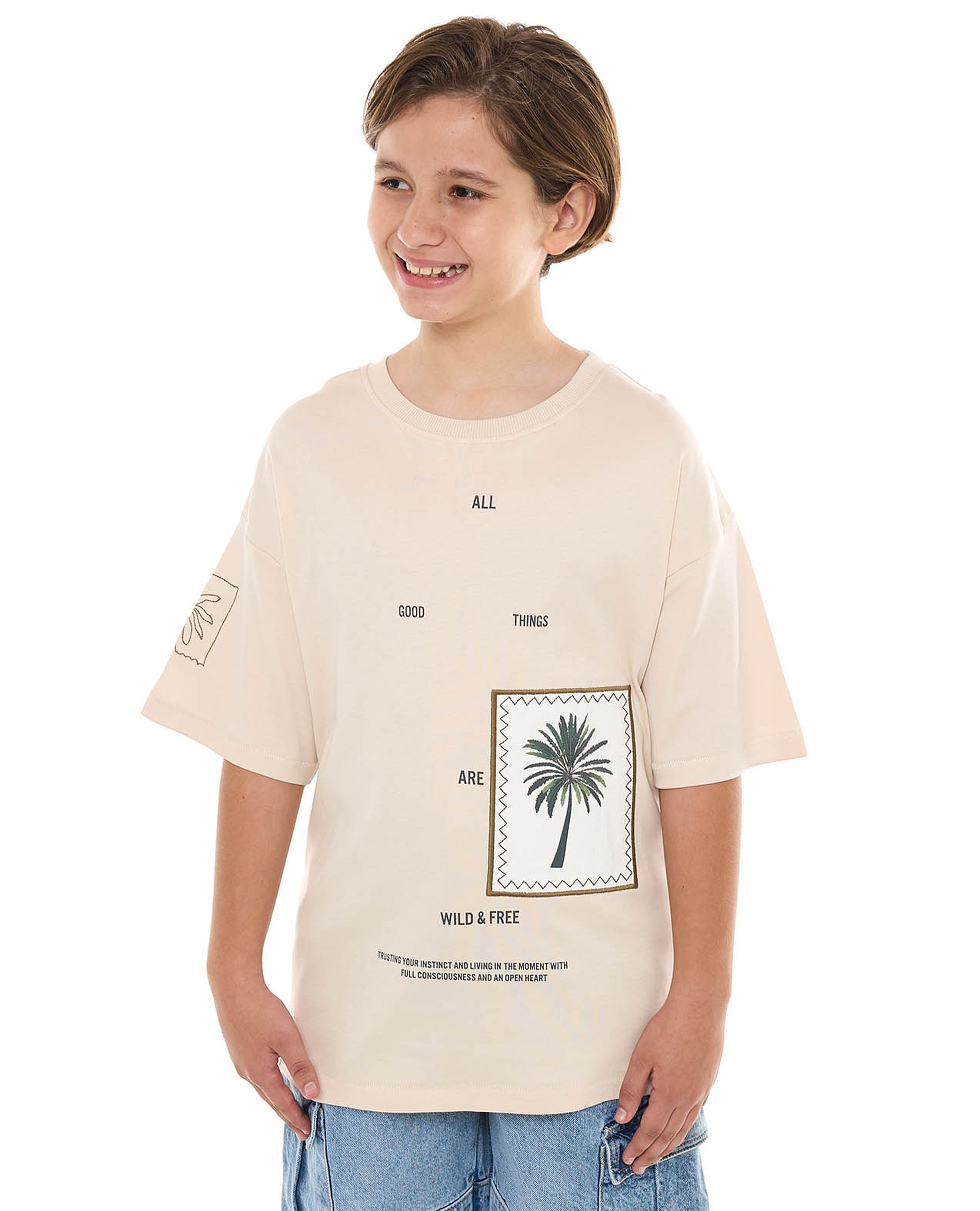 تيشيرت بطبعة وياقة مستديرة وأكمام قصيرة