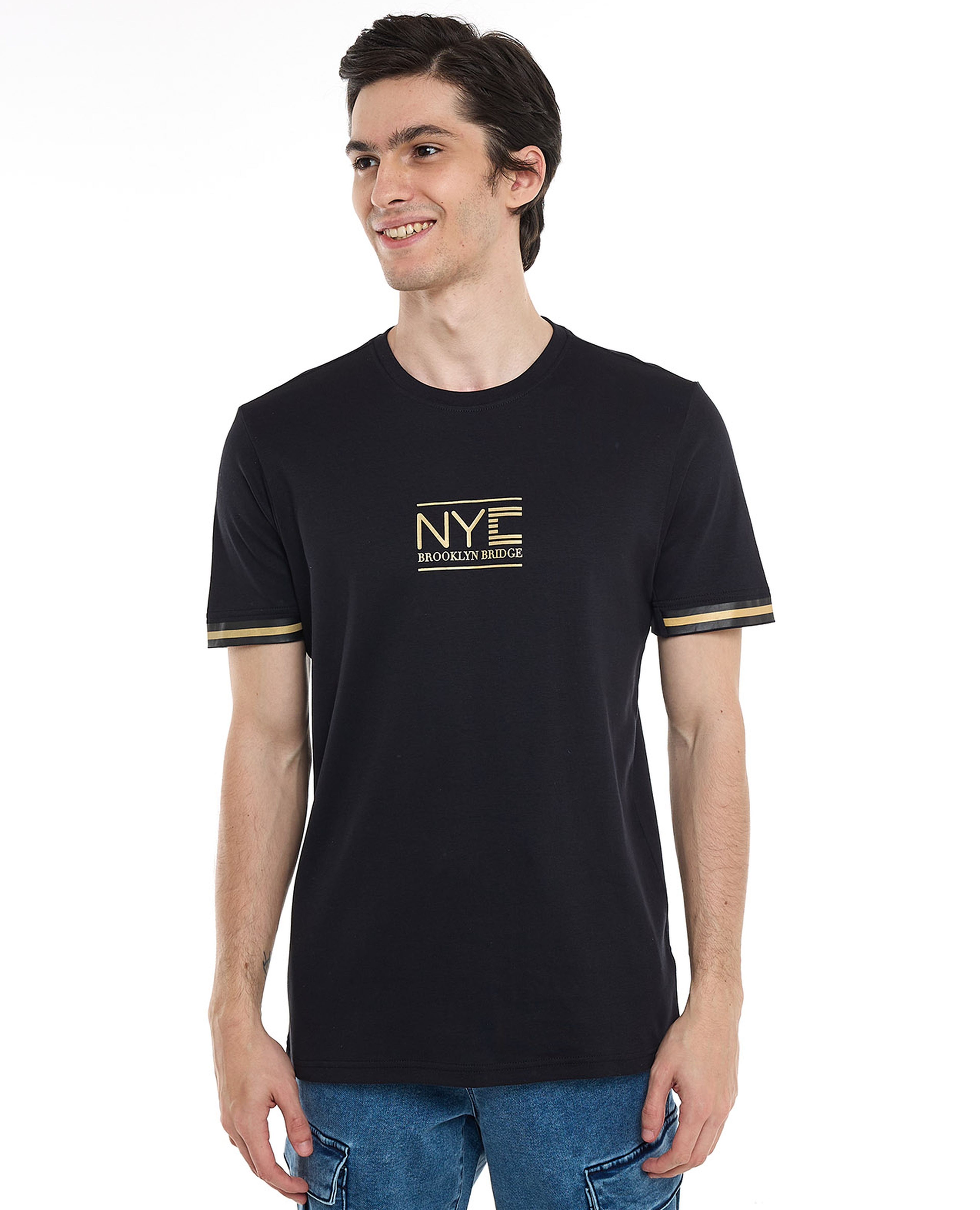 تيشيرت مطبوع بفتحة رقبة وأكمام قصيرة