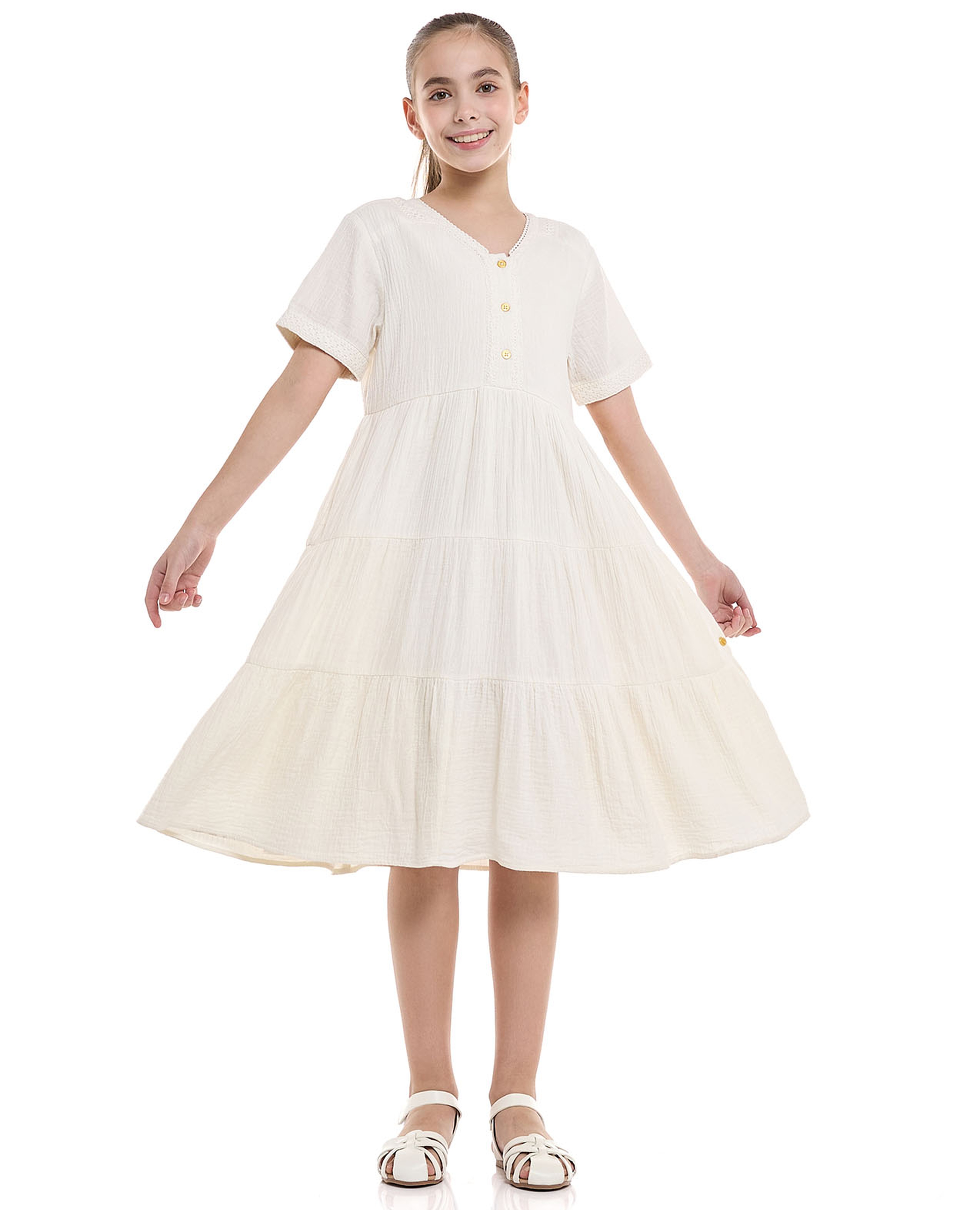 فستان بطبقات بياقة V وأكمام قصيرة