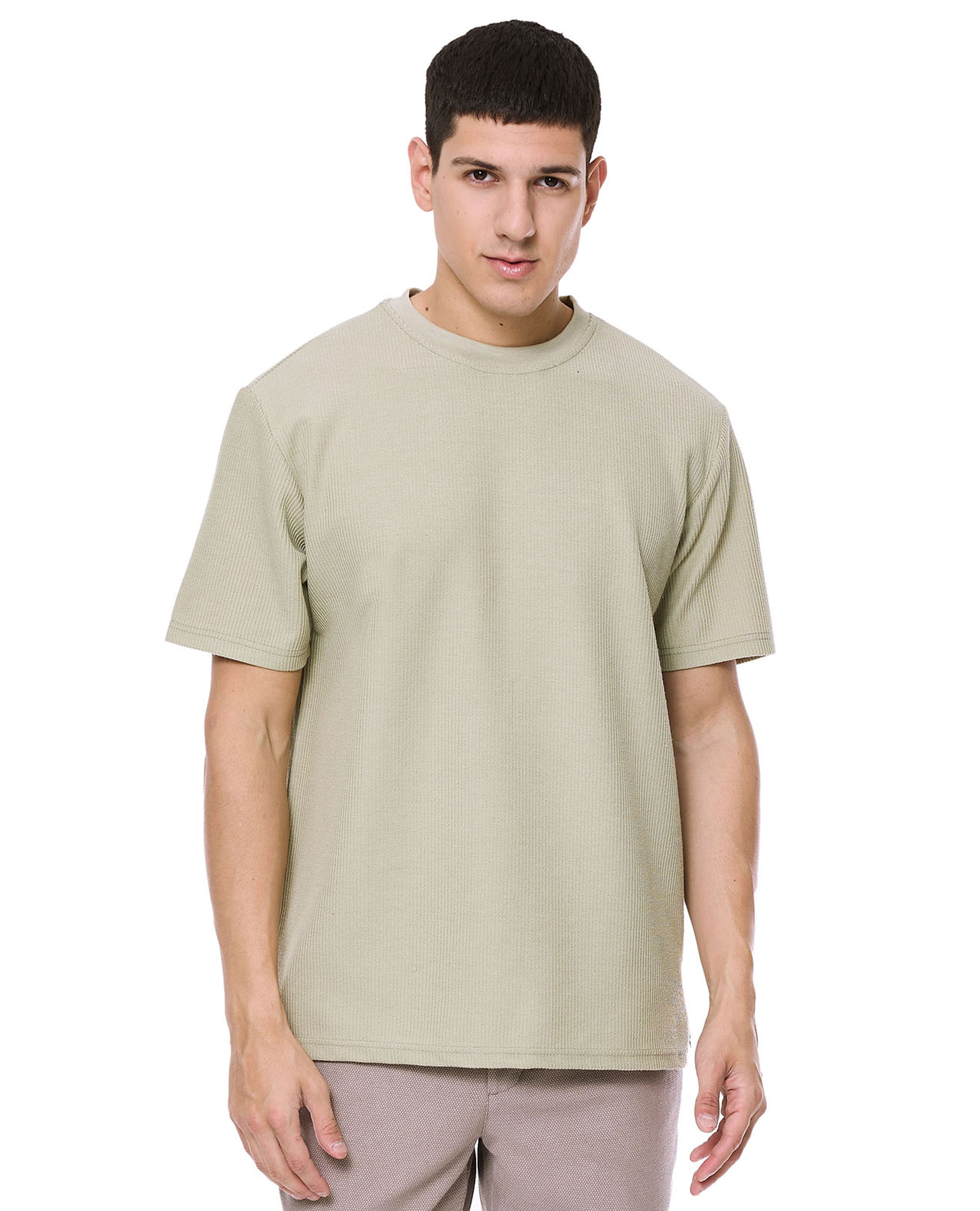 تيشيرت مرن برقبة دائرية وأكمام قصيرة