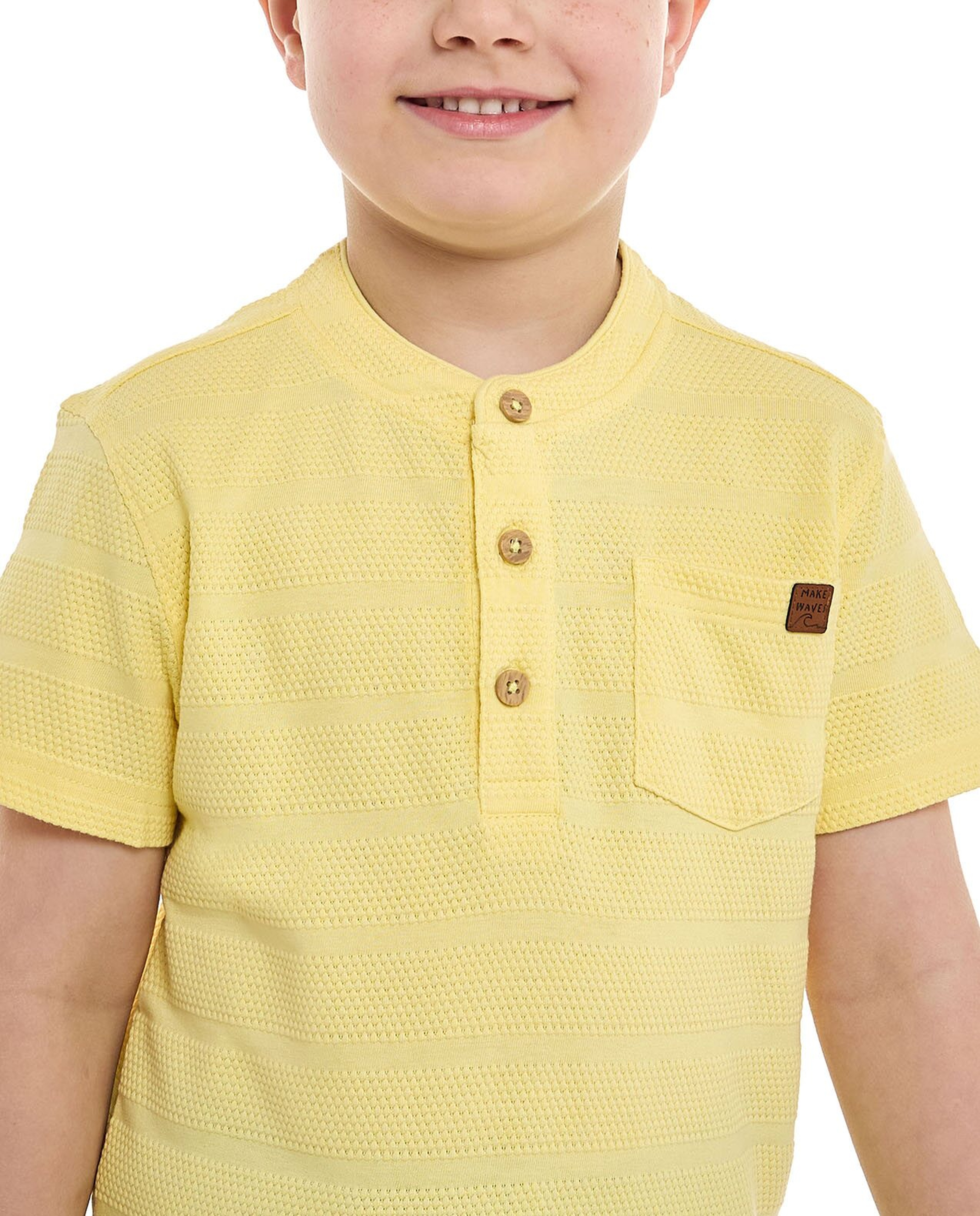 تيشيرت بياقة واقفة وأكمام قصيرة