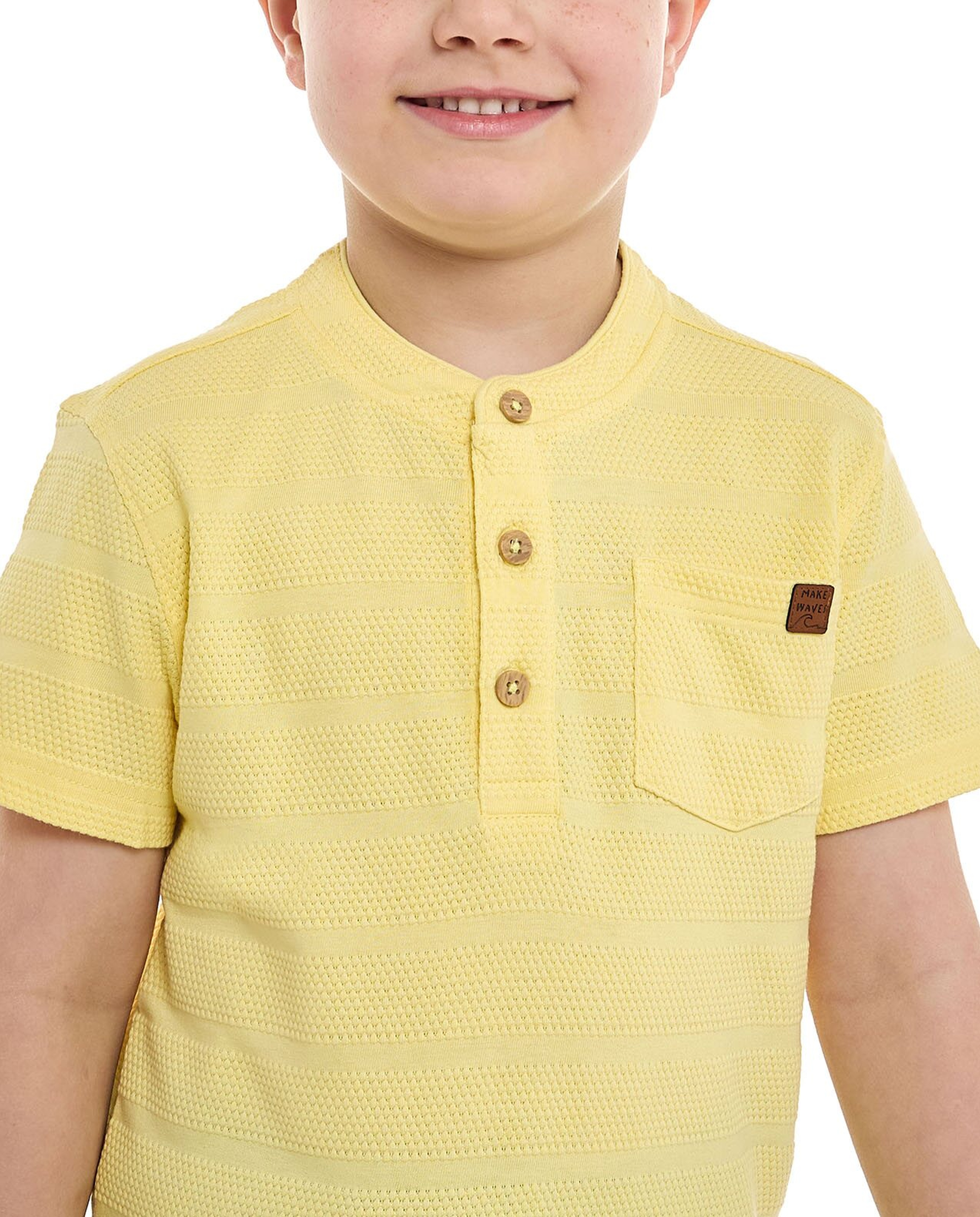 تيشيرت بياقة واقفة وأكمام قصيرة