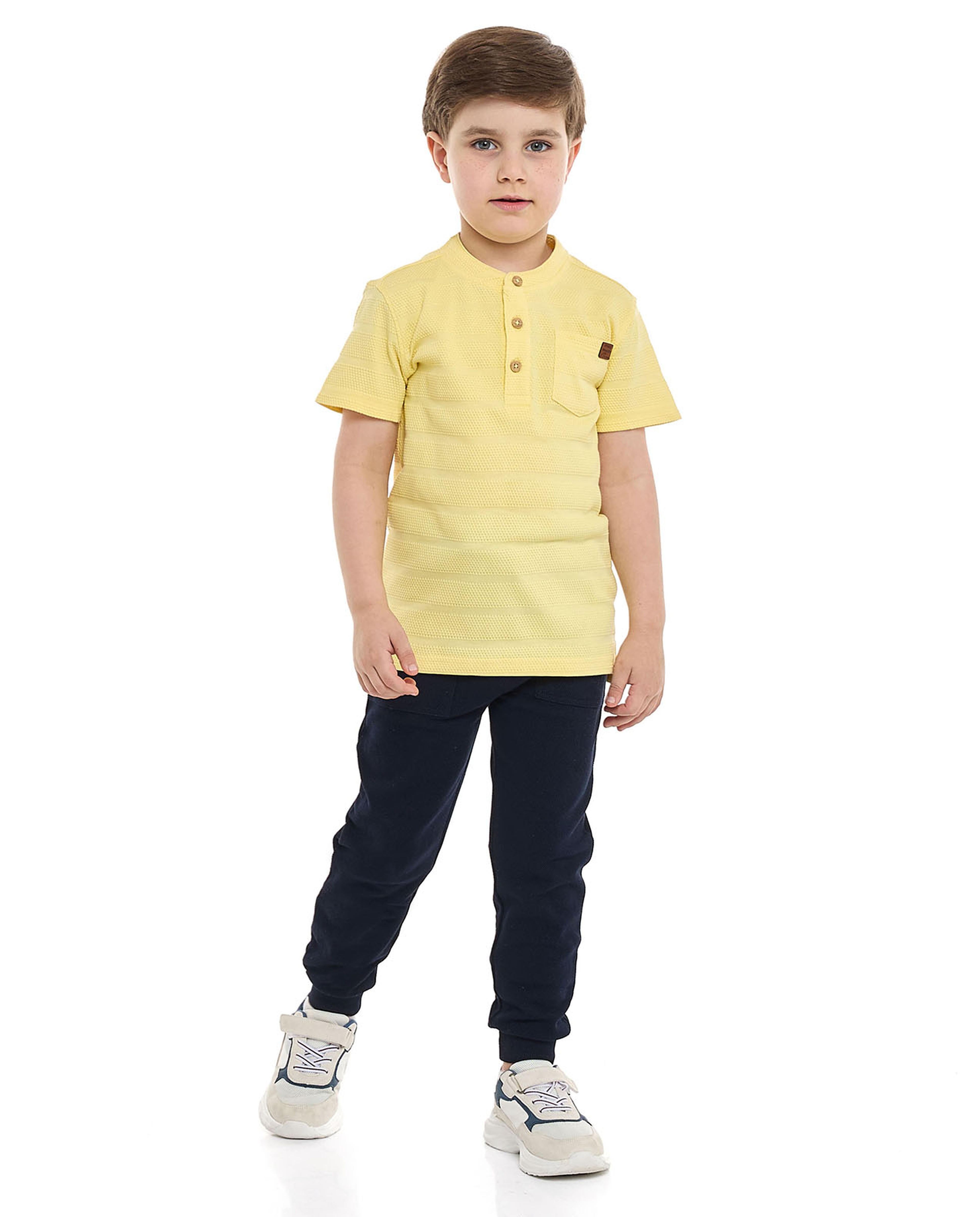 تيشيرت بياقة واقفة وأكمام قصيرة